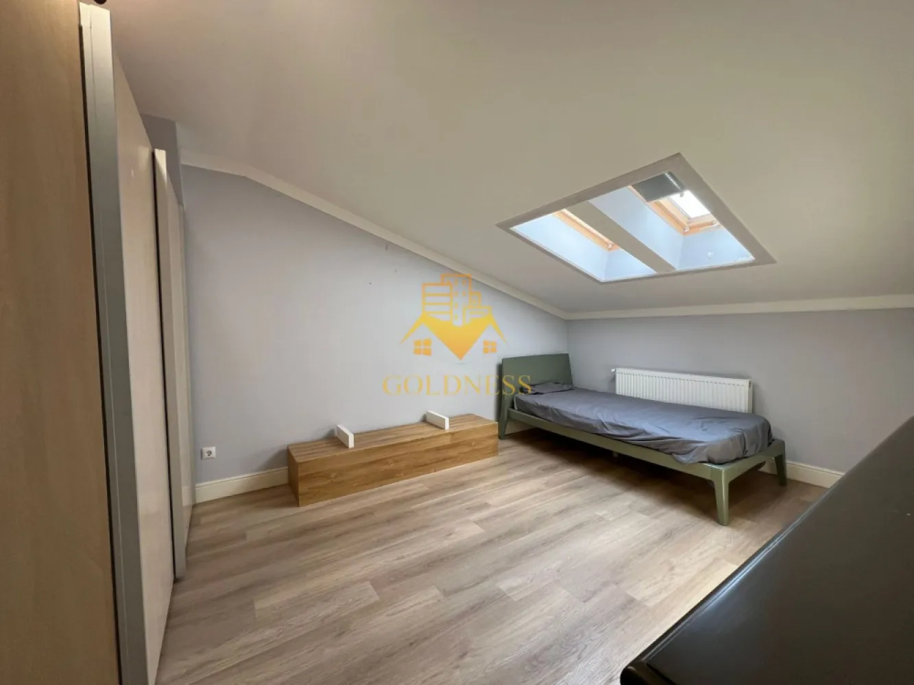 3 camere open-space, Zona FSEGA, Iulius Mall, Cartier Gheorgheni - GOLDNESS Imobiliare vă propune spre închiriere un apartament cu 3 camere open-space complet mobilat și utilat, la etajul 4 într-un imobil de 4 etaje, în Cartierul Gheorgheni, la 2-3 minute de mers pe jos pana la FSEGA, pe str. Vaida Voevod. Se percep doua luni de garantie, care se pot plati esalonat in 2/3 luni. Se află în apropierea stațiilor de transport în comun, magazine, restaurante, spații verzi, farmacii, etc. Apartamentul este compartimentat astfel: - 2 dormitoare cu paturi matrimoniale, dressing, noptiere - living cu bucatarie open-space complet utilată și mobilată, canapea extensibila , loc de servit masa - baie cu cabina de dus, calorifer port prosop și dulap pentru depozitare. Imobilul este dotat cu toate cele necesare- centrală proprie, frigider, plita, cuptor, hotă, mașină de spălat haine cu uscator, aer conditionat, etc. Dacă sunteți interesați de acest apartament și doriți să îl vizionați, dar și pentru alte oferte nu ezitați să ne contactați telefonic sau prin e-mail. Vă stăm la dispoziție! Pentru intermediere se percepe un comision de 50% din prețul chiriei! }}