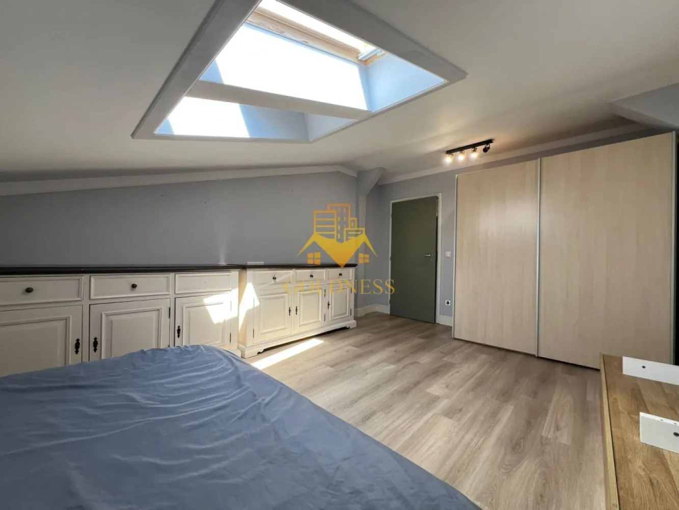 3 camere open-space, Zona FSEGA, Iulius Mall, Cartier Gheorgheni - GOLDNESS Imobiliare vă propune spre închiriere un apartament cu 3 camere open-space complet mobilat și utilat, la etajul 4 într-un imobil de 4 etaje, în Cartierul Gheorgheni, la 2-3 minute de mers pe jos pana la FSEGA, pe str. Vaida Voevod. Se percep doua luni de garantie, care se pot plati esalonat in 2/3 luni. Se află în apropierea stațiilor de transport în comun, magazine, restaurante, spații verzi, farmacii, etc. Apartamentul este compartimentat astfel: - 2 dormitoare cu paturi matrimoniale, dressing, noptiere - living cu bucatarie open-space complet utilată și mobilată, canapea extensibila , loc de servit masa - baie cu cabina de dus, calorifer port prosop și dulap pentru depozitare. Imobilul este dotat cu toate cele necesare- centrală proprie, frigider, plita, cuptor, hotă, mașină de spălat haine cu uscator, aer conditionat, etc. Dacă sunteți interesați de acest apartament și doriți să îl vizionați, dar și pentru alte oferte nu ezitați să ne contactați telefonic sau prin e-mail. Vă stăm la dispoziție! Pentru intermediere se percepe un comision de 50% din prețul chiriei! }}