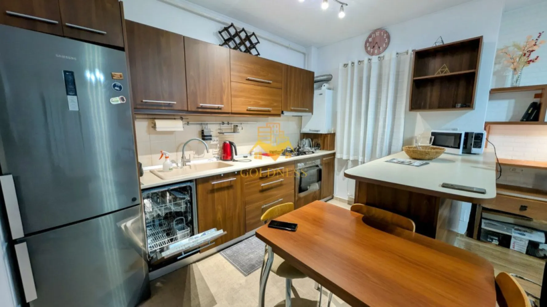 2 camere OpenSpace , Gheorgheni, Alverna, Pet Friendly, Parcare - GOLDNESS Imobiliare vă propune spre închiriere un apartament cu 2 camere complet mobilat și utilat, la etajul 4 într-un imobil de 10 etaje, în Cartierul Gheorgheni.  Dispune de loc de parcare subteran 50 euro. Se află în apropierea stațiilor de transport în comun, magazine, restaurante, spații verzi, farmacii, etc.   Apartamentul este compartimentat astfel:  - dormitor cu pat matrimonial, dressing, noptiere  - living cu bucatarie open space complet utilată și mobilată, canapea extensibilă, loc de servit masa   - baie cu cada, calorifer port prosop și dulap pentru depozitare.  - balcon de 8 mp. Imobilul este dotat cu toate cele necesare- centrală proprie, frigider, aragaz, hotă, mașină de spălat haine,   etc.  Dacă sunteți interesați de acest apartament și doriți să îl vizionați, dar și pentru alte oferte nu ezitați să ne contactați telefonic sau prin e-mail. Vă stăm la dispoziție! Pentru intermediere se percepe un comision de 50% din prețul chiriei! }}