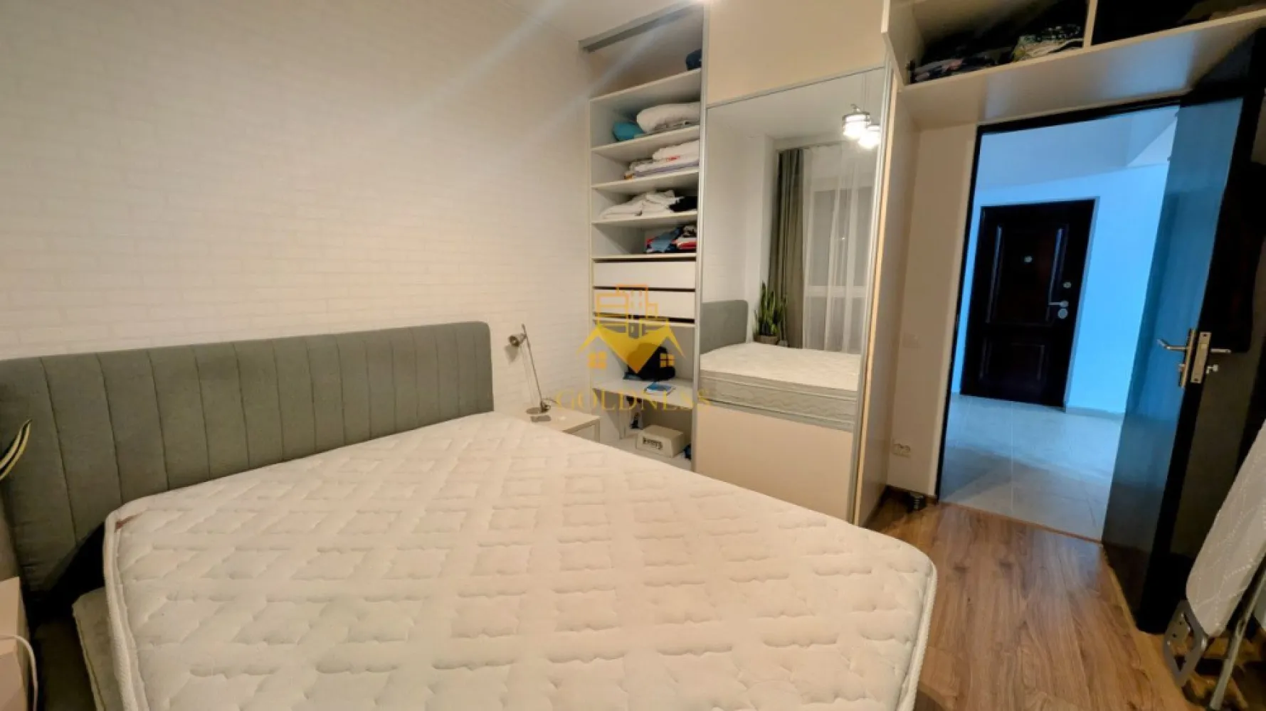 2 camere OpenSpace , Gheorgheni, Alverna, Pet Friendly, Parcare - GOLDNESS Imobiliare vă propune spre închiriere un apartament cu 2 camere complet mobilat și utilat, la etajul 4 într-un imobil de 10 etaje, în Cartierul Gheorgheni.  Dispune de loc de parcare subteran 50 euro. Se află în apropierea stațiilor de transport în comun, magazine, restaurante, spații verzi, farmacii, etc.   Apartamentul este compartimentat astfel:  - dormitor cu pat matrimonial, dressing, noptiere  - living cu bucatarie open space complet utilată și mobilată, canapea extensibilă, loc de servit masa   - baie cu cada, calorifer port prosop și dulap pentru depozitare.  - balcon de 8 mp. Imobilul este dotat cu toate cele necesare- centrală proprie, frigider, aragaz, hotă, mașină de spălat haine,   etc.  Dacă sunteți interesați de acest apartament și doriți să îl vizionați, dar și pentru alte oferte nu ezitați să ne contactați telefonic sau prin e-mail. Vă stăm la dispoziție! Pentru intermediere se percepe un comision de 50% din prețul chiriei! }}