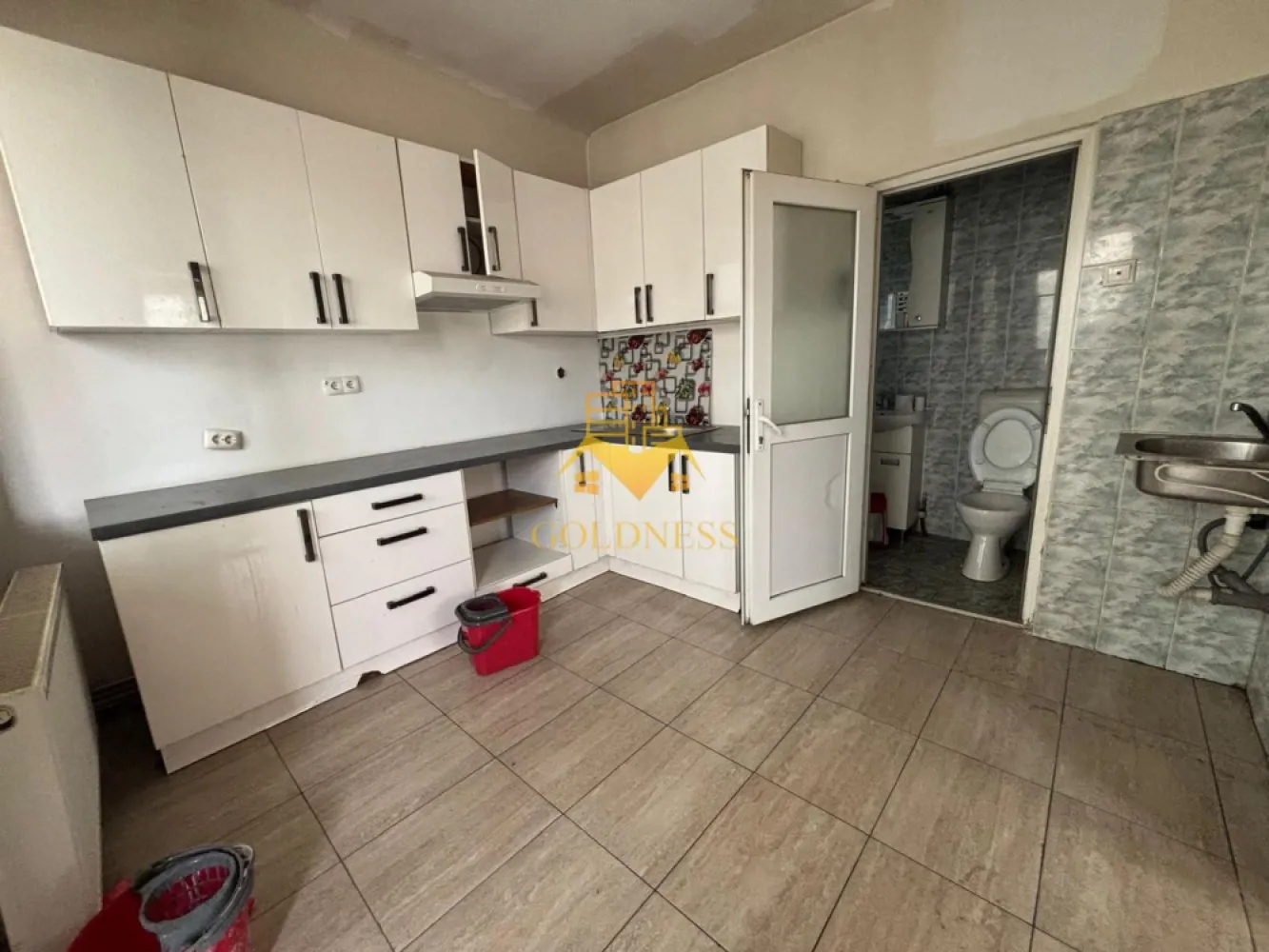 Casă de închiriat, 120 mpu, Rodnei, Someșeni, Aurel Vlaicu, Traian V. - GOLDNESS Imobiliare vă propune spre închiriere o casă cu 4 camere care se pot inchiria împreună sau separat, pe strada Rodnei. Dispune de loc de parcare! Se află în apropierea stațiilor de transport în comun, magazine, restaurante, spații verzi, farmacii, etc. Se pliază pentru o afacere, ex; spălătorie/ curățătoorie, Internet Cafe, birou. Proprietarul acceptă muncitori, livratori, alte naționalități. Dacă sunteți interesați de acest apartament și doriți să îl vizionați, dar și pentru alte oferte nu ezitați să ne contactați telefonic sau prin e-mail. Vă stăm la dispoziție! Pentru intermediere se percepe un comision de 50% din prețul chiriei! }}