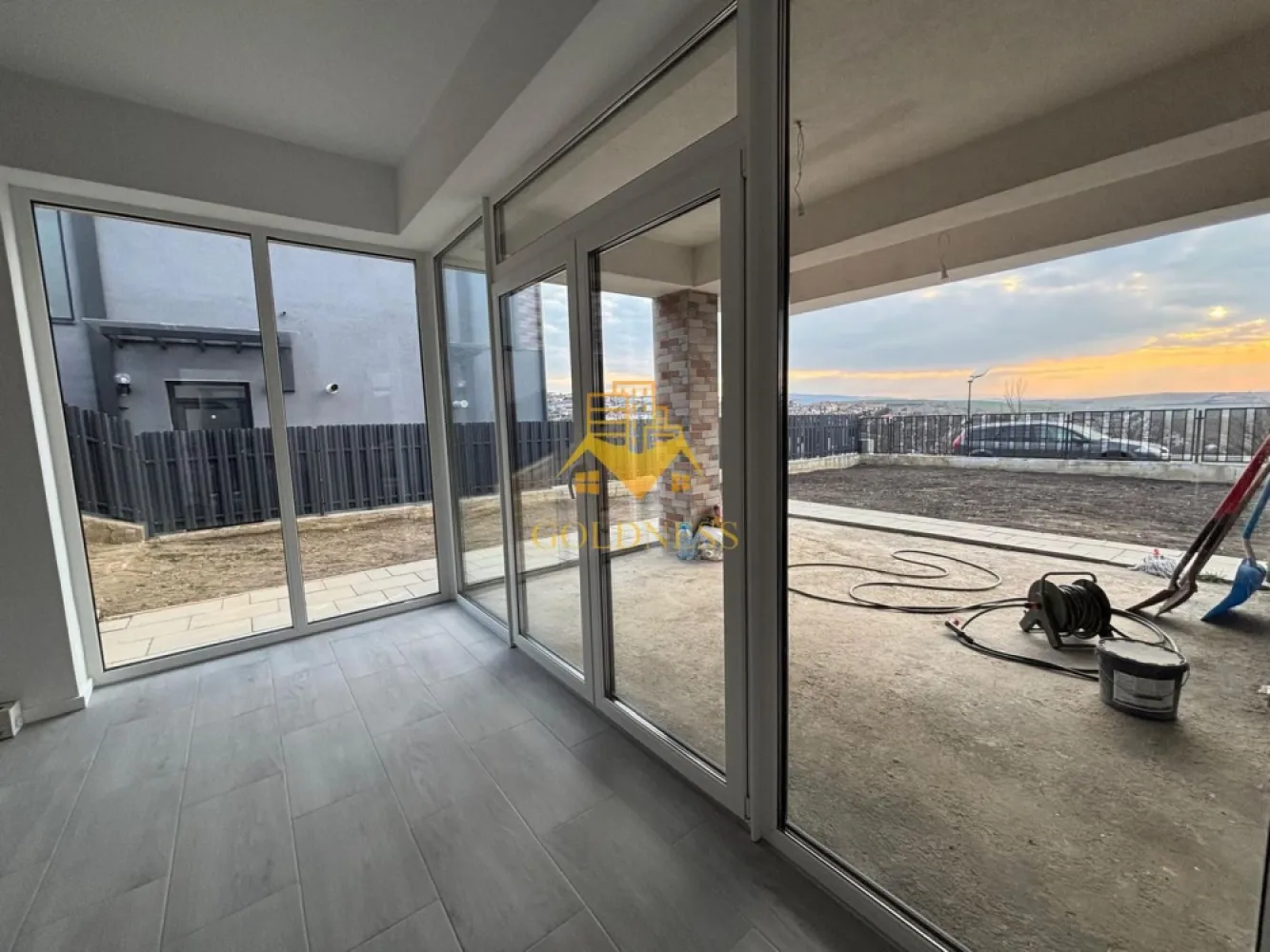 Casa moderna, prima inchiriere, 600 mp teren, curte, parcare, Dezmir - GOLDNESS Imobiliare vă propune spre închiriere o casa moderna cu 4 camere, parțial mobilata și utilata, regim P+1. Dispune de 2 locuri de parcare! Se află în apropierea stațiilor de transport în comun, magazine, restaurante, spații verzi, farmacii, etc. Această proprietate este compartimentată astfel: Parter: - living cu bucatarie open space complet utilată și mobilată, canapea extensibilă, loc de servit masa Etaj: - 3 dormitoare spațioase, 2 băi cu cabina de dus respectiv cadă, calorifer port prosop și dulap pentru depozitare. - balcon - Terasa si curte. Imobilul este dotat cu toate cele necesare- centrală proprie, încălzirea făcându-se prin pardoseală, frigider, aragaz, hotă, mașină de spălat haine, mașină de spălat vase etc. Dacă sunteți interesați de acest apartament și doriți să îl vizionați, dar și pentru alte oferte nu ezitați să ne contactați telefonic sau prin e-mail. Vă stăm la dispoziție! Pentru intermediere se percepe un comision de 50% din prețul chiriei! }}