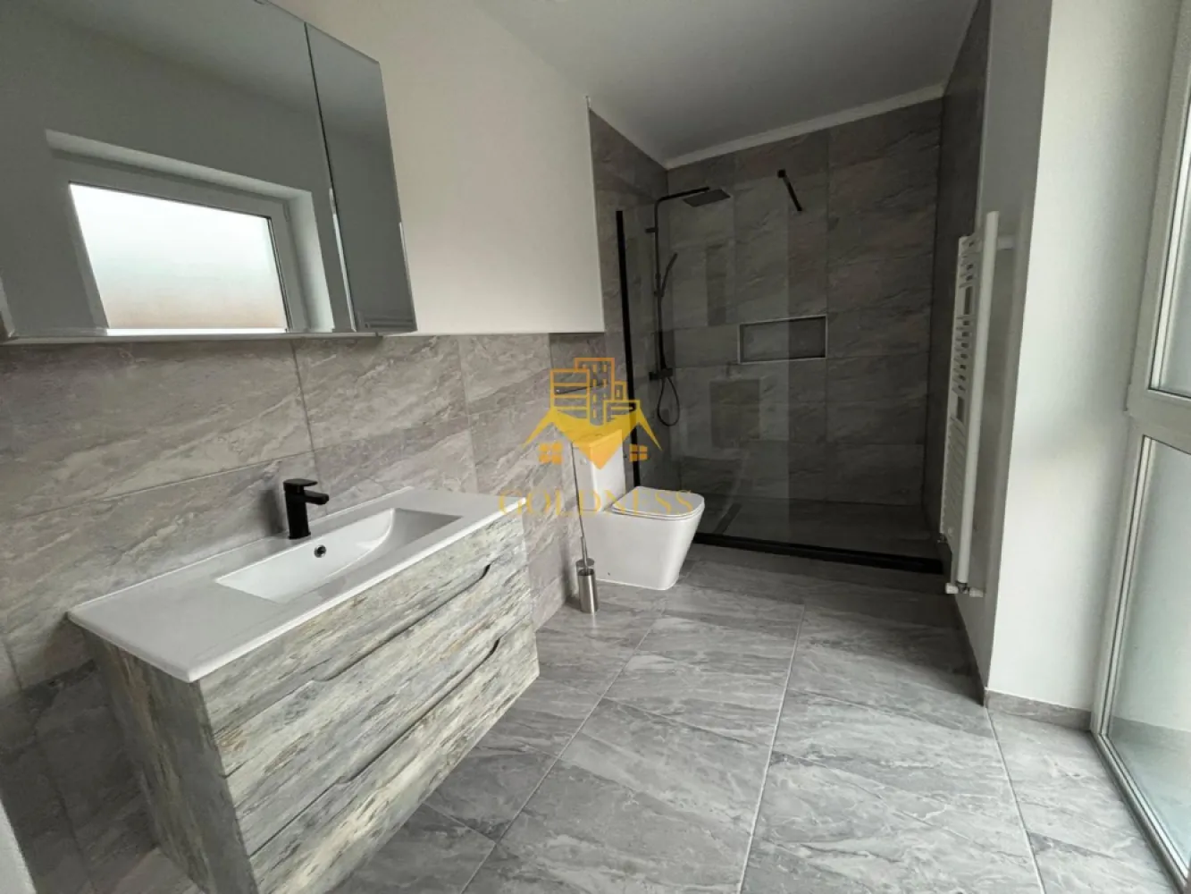 Casa moderna, prima inchiriere, 600 mp teren, curte, parcare, Dezmir