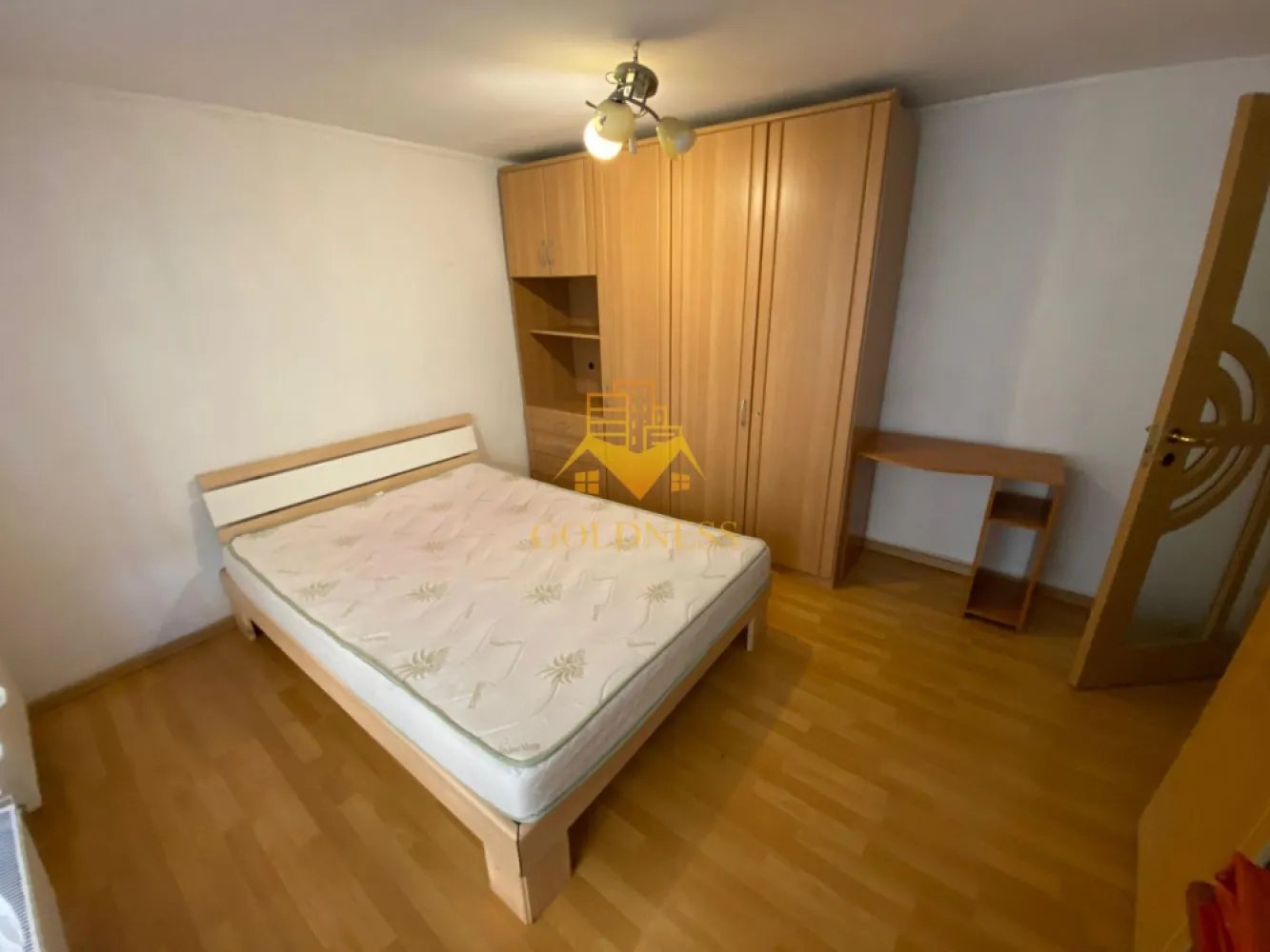 2 camere decomandate, Între Lacuri, Leroy Merlin, Profi, Pet Friendly - GOLDNESS Imobiliare vă propune spre închiriere un apartament cu 2 camere complet mobilat și utilat, la parter într-un imobil de 3 etaje, în Cartierul Intre Lacuri. Posibilitatea de a parca in Zona! Se află în apropierea stațiilor de transport în comun, magazine, restaurante, spații verzi, farmacii, etc. Apartamentul este compartimentat astfel: - dormitor cu pat matrimonial, dulap, birou - dormitor cu pat matrimonial, dressing, noptiere - bucatarie complet utilată și mobilata, loc de servit masa - baie cu cabina de dus, calorifer port prosop și dulap pentru depozitare. Imobilul este dotat cu toate cele necesare- centrală proprie, frigider, aragaz, hotă, mașină de spălat haine, etc. Dacă sunteți interesați de acest apartament și doriți să îl vizionați, dar și pentru alte oferte nu ezitați să ne contactați telefonic sau prin e-mail. Vă stăm la dispoziție! Pentru intermediere se percepe un comision de 50% din prețul chiriei! }}