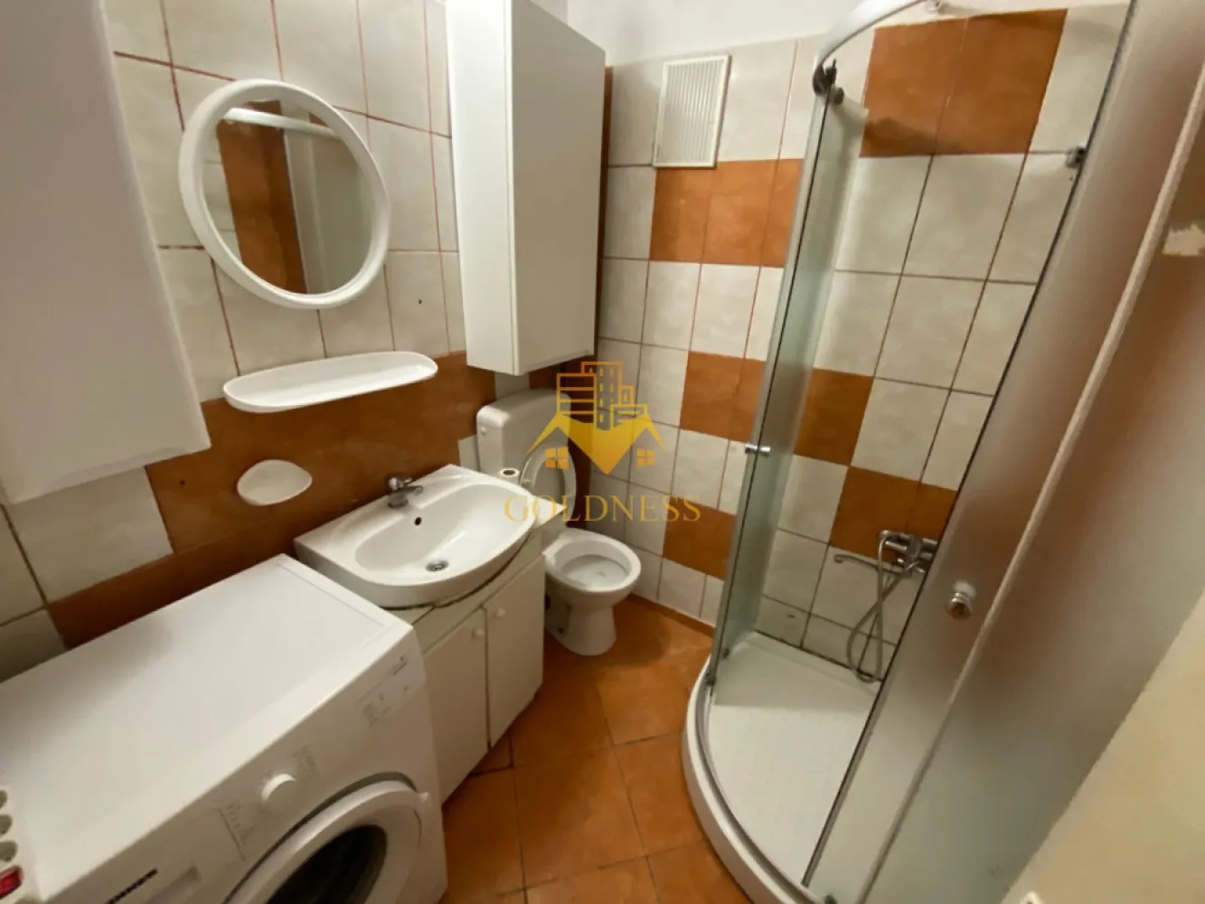 2 camere decomandate, Între Lacuri, Leroy Merlin, Profi, Pet Friendly - GOLDNESS Imobiliare vă propune spre închiriere un apartament cu 2 camere complet mobilat și utilat, la parter într-un imobil de 3 etaje, în Cartierul Intre Lacuri. Posibilitatea de a parca in Zona! Se află în apropierea stațiilor de transport în comun, magazine, restaurante, spații verzi, farmacii, etc. Apartamentul este compartimentat astfel: - dormitor cu pat matrimonial, dulap, birou - dormitor cu pat matrimonial, dressing, noptiere - bucatarie complet utilată și mobilata, loc de servit masa - baie cu cabina de dus, calorifer port prosop și dulap pentru depozitare. Imobilul este dotat cu toate cele necesare- centrală proprie, frigider, aragaz, hotă, mașină de spălat haine, etc. Dacă sunteți interesați de acest apartament și doriți să îl vizionați, dar și pentru alte oferte nu ezitați să ne contactați telefonic sau prin e-mail. Vă stăm la dispoziție! Pentru intermediere se percepe un comision de 50% din prețul chiriei! }}