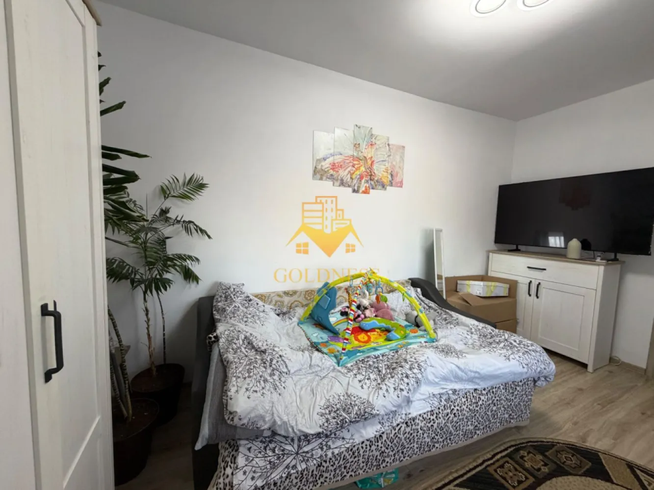 2 camere decomandate, Terasa, Marasti, Zona Aurel Vlaicu, FSEGA, MOL - GOLDNESS Imobiliare vă propune spre închiriere un apartament cu 2 camere complet mobilat și utilat, la etajul 1 într-un imobil de 8 etaje, în Cartierul Marasti. Posibilitatea de a parca în zonă. Se află în apropierea stațiilor de transport în comun, magazine, restaurante, spații verzi, farmacii, etc. Apartamentul este compartimentat astfel: - dormitor cu canapea extensibila dressing, noptiere - dormitor cu canapea extensibila ,spatiu pentru depozitare - bucătărie complet utilată și mobilată, loc de servit masa - baie cu cadă, calorifer port prosop și dulap pentru depozitare. - terasă de 8 mp. Imobilul este dotat cu toate cele necesare- centrală proprie, frigider, aragaz, hotă, mașină de spălat haine, etc. Dacă sunteți interesați de acest apartament și doriți să îl vizionați, dar și pentru alte oferte nu ezitați să ne contactați telefonic sau prin e-mail. Vă stăm la dispoziție! Pentru intermediere se percepe un comision de 50% din prețul chiriei! }}