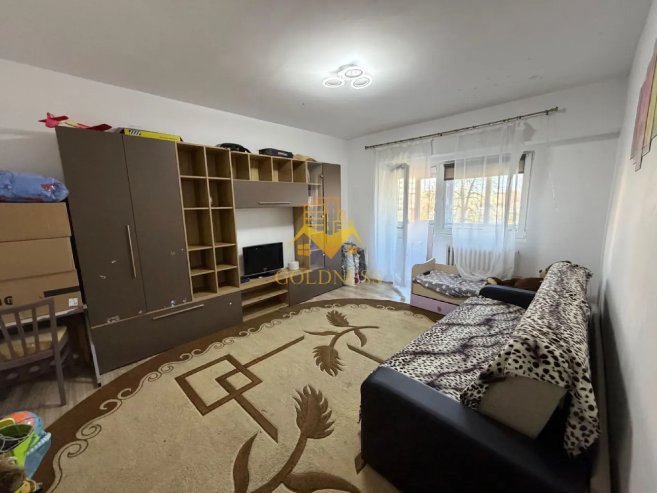 2 camere decomandate, Terasa, Marasti, Zona Aurel Vlaicu, FSEGA, MOL - GOLDNESS Imobiliare vă propune spre închiriere un apartament cu 2 camere complet mobilat și utilat, la etajul 1 într-un imobil de 8 etaje, în Cartierul Marasti. Posibilitatea de a parca în zonă. Se află în apropierea stațiilor de transport în comun, magazine, restaurante, spații verzi, farmacii, etc. Apartamentul este compartimentat astfel: - dormitor cu canapea extensibila dressing, noptiere - dormitor cu canapea extensibila ,spatiu pentru depozitare - bucătărie complet utilată și mobilată, loc de servit masa - baie cu cadă, calorifer port prosop și dulap pentru depozitare. - terasă de 8 mp. Imobilul este dotat cu toate cele necesare- centrală proprie, frigider, aragaz, hotă, mașină de spălat haine, etc. Dacă sunteți interesați de acest apartament și doriți să îl vizionați, dar și pentru alte oferte nu ezitați să ne contactați telefonic sau prin e-mail. Vă stăm la dispoziție! Pentru intermediere se percepe un comision de 50% din prețul chiriei! }}