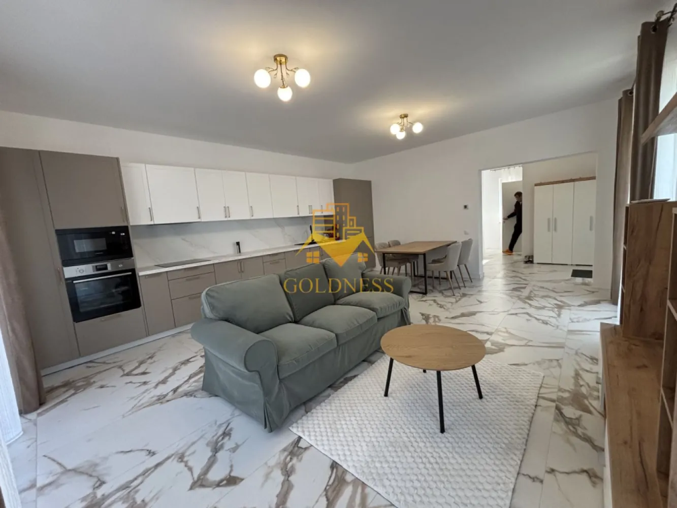 Duplex lux, de închiriat, 5 camere, parcare, curte, terasă,220mp teren - GOLDNESS Imobiliare vă propune spre închiriere un duplex cu 5 camere parțial mobilat și utilat, regim P+1+M. Dispune de 2 locuri de parcare! Se află în apropierea stațiilor de transport în comun, magazine, restaurante, spații verzi, farmacii, etc. Această proprietate este compartimentată astfel: Parter: - living cu bucatarie open space complet utilată și mobilată, canapea extensibilă, loc de servit masa Etaj: - 3 dormitoare spațioase, 2 băi cu cabina de dus respectiv cadă, calorifer port prosop și dulap pentru depozitare. Mansardă: – spațiu ideal pentru birou. - baie cu cabina de dus, calorifer port prosop și dulap pentru depozitare. - terasă + spațiu exterior. Imobilul este dotat cu toate cele necesare- centrală proprie, încălzirea făcându-se prin pardoseală, frigider, aragaz, hotă, mașină de spălat haine, mașină de spălat vase etc. Dacă sunteți interesați de acest apartament și doriți să îl vizionați, dar și pentru alte oferte nu ezitați să ne contactați telefonic sau prin e-mail. Vă stăm la dispoziție! Pentru intermediere se percepe un comision de 50% din prețul chiriei!