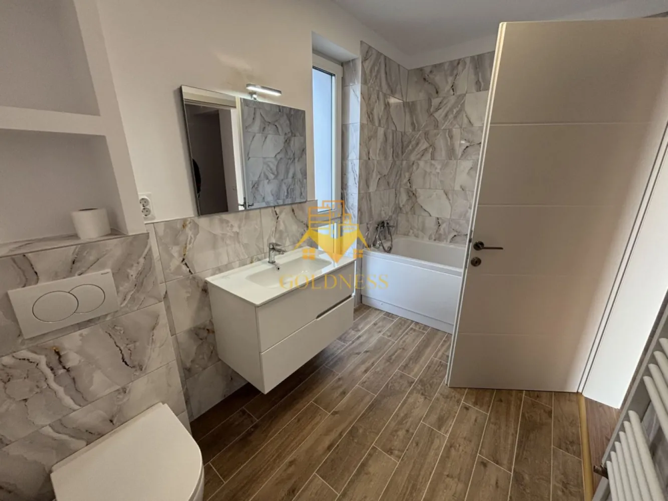 Duplex lux, de închiriat, 5 camere, parcare, curte, terasă,220mp teren