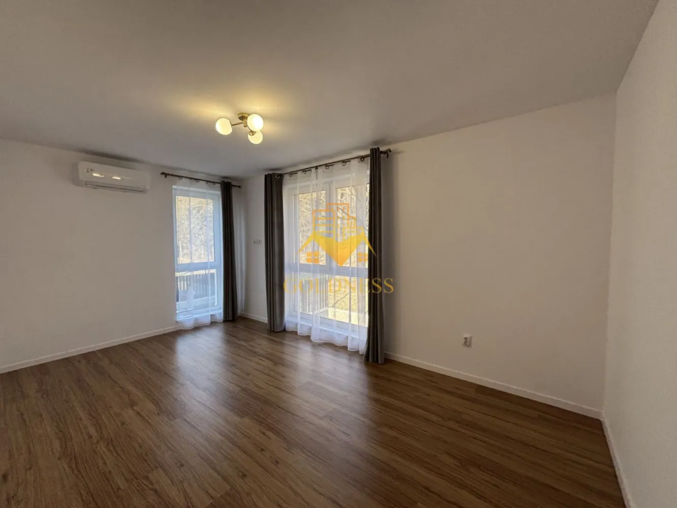 Duplex lux, de închiriat, 5 camere, parcare, curte, terasă,220mp teren