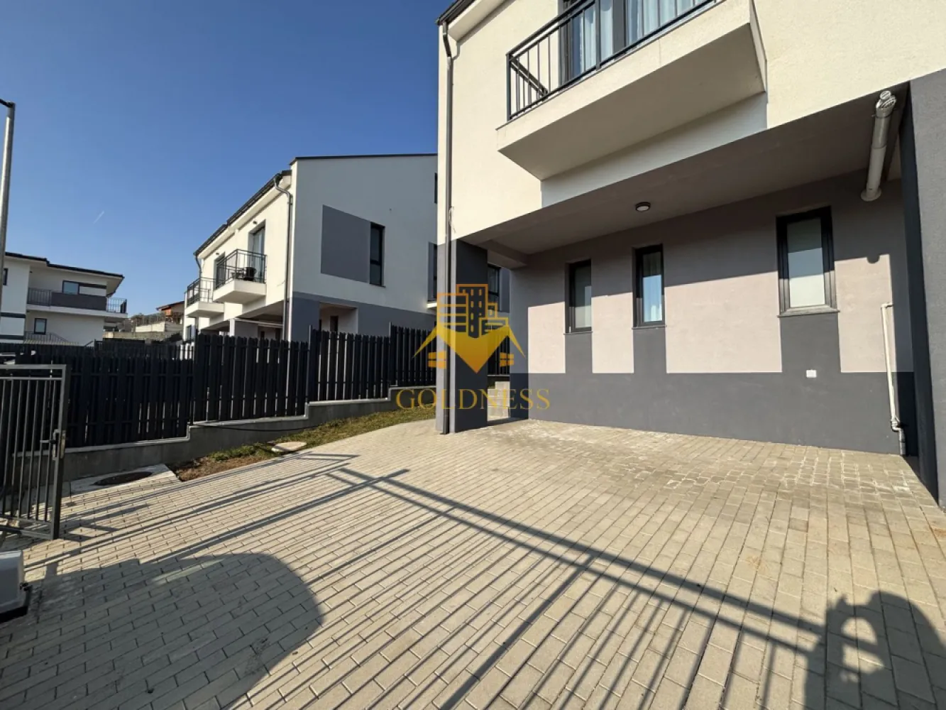 Duplex lux, de închiriat, 5 camere, parcare, curte, terasă,220mp teren