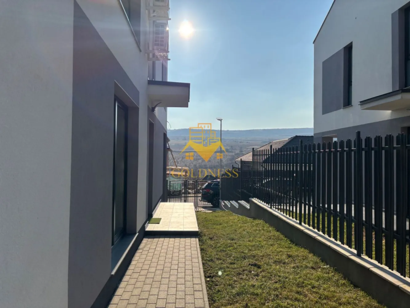 Duplex lux, de închiriat, 5 camere, parcare, curte, terasă,220mp teren