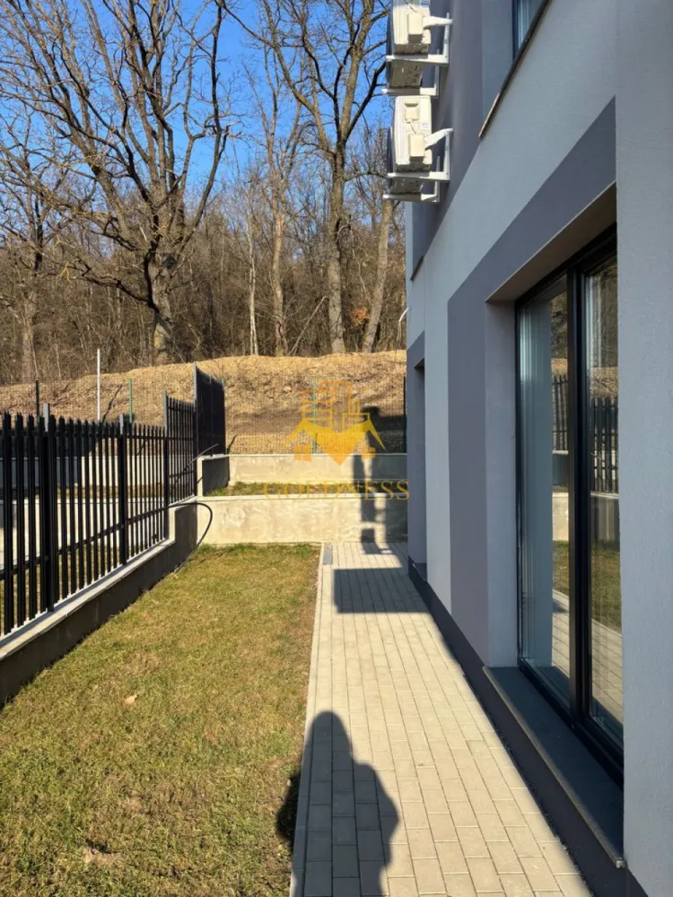 Duplex lux, de închiriat, 5 camere, parcare, curte, terasă,220mp teren