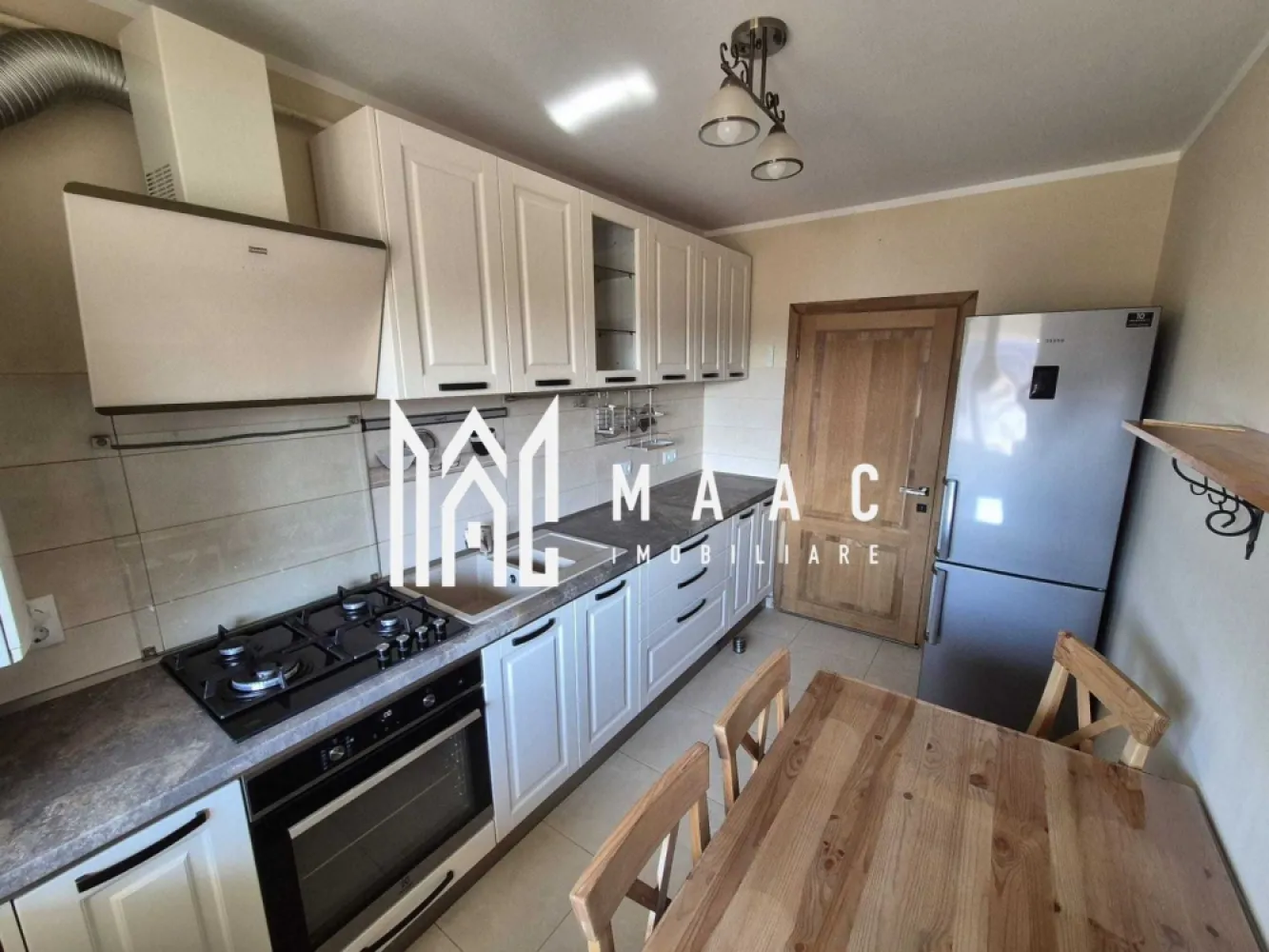 Apartament 2 Camere | Decomandat | 53MPU | Lac Binder - MAAC imobiliare va propune spre inchiriere un apartament decomandat situat la parterul blocului cu compartimentare practică și funcțională. Apartamentul este compus din: hol de acces; living spațios și luminos; dormitor; bucătărie separată; baie cu geam pentru aerisire naturală. Proprietatea se închiriază complet mobilată și utilată, fiind pregătită pentru mutare imediată. Confortul termic este asigurat de centrală termică proprie, cu sistem de încălzire prin calorifere. Amplasarea este un real avantaj, apartamentul fiind situat într-o zonă liniștită, cu acces facil către mijloace de transport, magazine, spații verzi și alte facilități urbane necesare. Condiții de închiriere: se percepe garanție în cuantumul unei chirii lunare; nu se acceptă fumători; nu se acceptă animale de companie. Pentru informații suplimentare și pentru programarea unei vizionări, vă invităm să contactați MAAC Imobiliare, menționând ID: CP2806119 }}