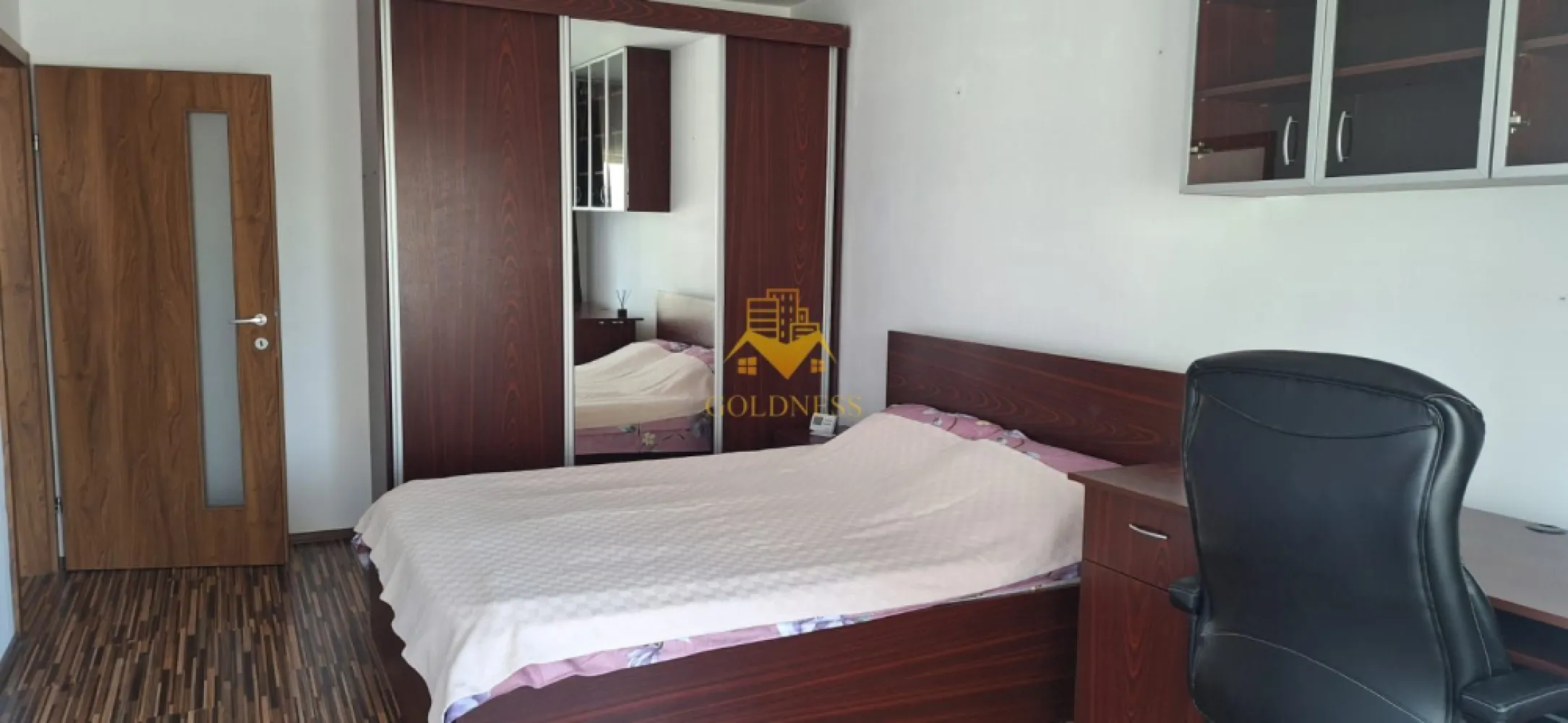 3 camere open space,Buna Ziua,Grand Hotel Italia,Parcare, PetFriendly - GOLDNESS Imobiliare vă propune spre închiriere un apartament cu 3 camere open-space complet mobilat și utilat, la etajul 1 al unui imobil de 2 etaje + Mansarda, în Cartierul Buna Ziua. Dispune de loc de parcare! Se află în apropierea stațiilor de transport în comun, magazine, restaurante, spații verzi, farmacii, etc. Pet Friendly- animale de talie mică ! Apartamentul este compartimentat astfel: - dormitor cu pat matrimonial, dressing, noptiere, birou - dormitor cu canapea extensibilă, dressing, noptiere, birou - living cu bucatarie open-space complet utilată și mobilată, canapea extensibilă, loc de servit masa - baie cu cadă, calorifer port prosop și dulap pentru depozitare. - balcon de 9 mp. Imobilul este dotat cu toate cele necesare- centrală proprie, frigider, aragaz, hotă, mașină de spălat haine, etc. Dacă sunteți interesați de acest apartament și doriți să îl vizionați, dar și pentru alte oferte nu ezitați să ne contactați telefonic sau prin e-mail. Vă stăm la dispoziție! Pentru intermediere se percepe un comision de 50% din prețul chiriei!