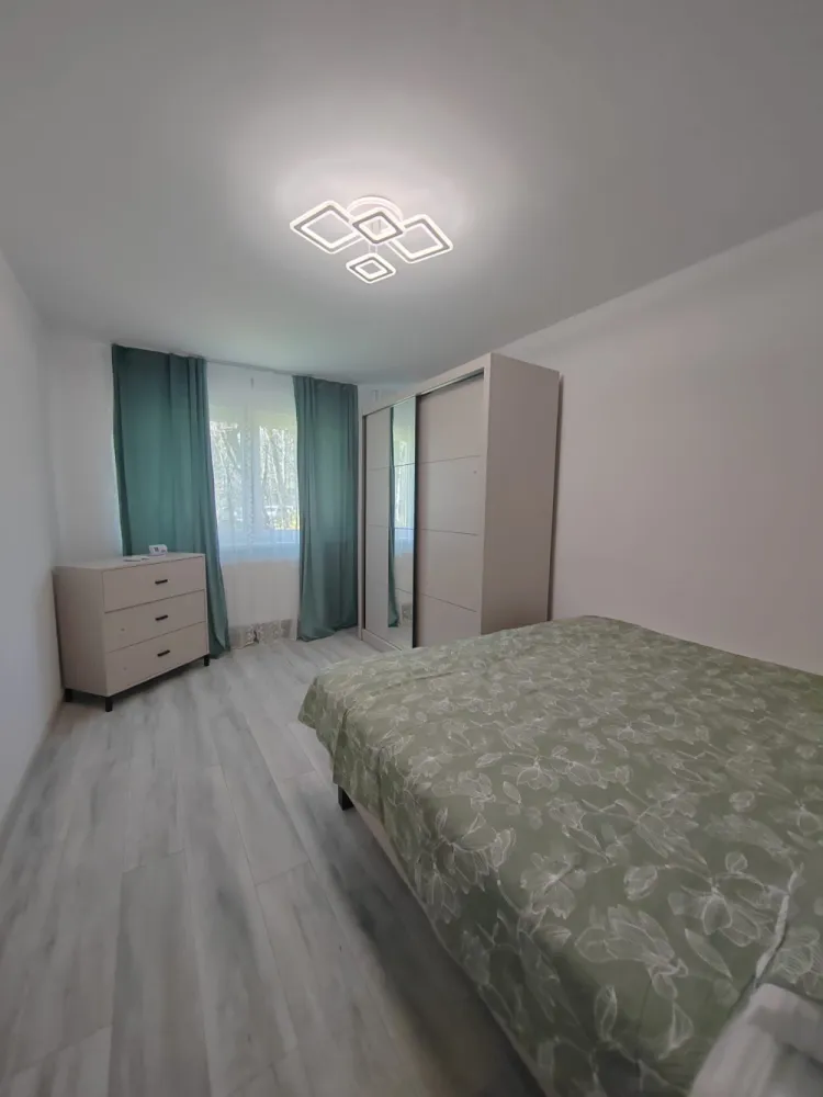 Apartament 2 camere, complet renovat– zona Nord, Ploiești - Vă propunem spre închiriere un apartament modern cu 2 camere, situat în zona Nord a orașului Ploiești, pe Aleea Crizantemelor – o zonă liniștită, verde și bine conectată la punctele de interes urban.Detalii proprietate:Suprafață utilă: 56 mp | Suprafață construită: 68 mp;Compartimentare: semidecomandat;Etaj: parter din 4.Avantajele imobilului sunt date de:- existența balcon;- geam la baie;- apartamentul este complet renovat, fiind la prima închiriere;- dispune de centrala termică;- bloc solid, construit în 1965.Apartamentul este proaspăt renovat, cu finisaje moderne și un ambient luminos și primitor. Este ideal pentru un cuplu sau o persoană care își dorește confort și acces facil la oraș.Acesta nu este prevăzut cu aer condiționat și mașina de spălat.Localizare excelentă:Imobilul este amplasat în apropiere de:-magazine de cartier, piata Nord și supermarketuri;- școli și grădinițe- mijloace de transport în comun( traseul 101, 102, 30)- spații verzi și zone de relaxarePreț închiriere: 430 euro/lunăLa semnarea contractul de închiriere se va achita o luna chirie in avans, o luna cu titlu de garanție+ 50% din contravaloarea unei chirii- comisionul agenției.Pentru informații suplimentare și stabilirea unei vizionari, vă invit să ne contactați.