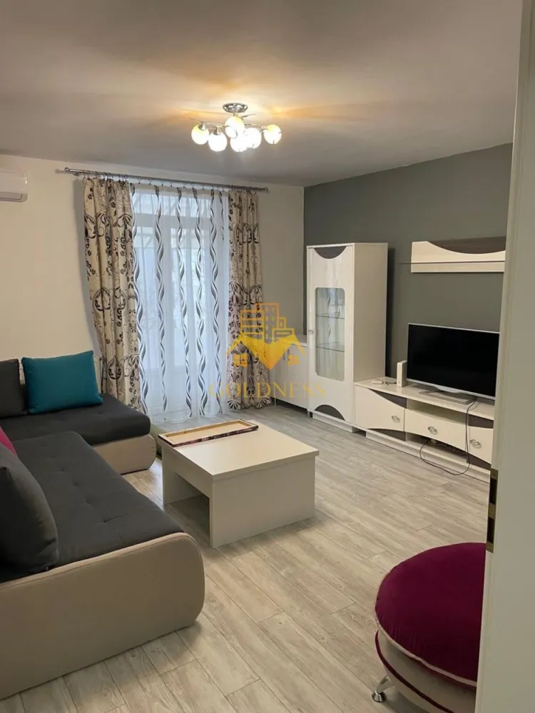 2 camere decomandate,Semicentral,The Office, Hilton, Lidl,Pta. Marasti - GOLDNESS Imobiliare vă propune spre închiriere un apartament cu 2 camere complet mobilat și utilat, la etajul 2 într-un imobil de etaje 2, în Zona Centrala . Posibilitatea de a parca în Zona. Se află în apropierea stațiilor de transport în comun, magazine, restaurante, spații verzi, farmacii, etc. Apartamentul este compartimentat astfel: - dormitor cu pat matrimonial, dressing, noptiere. - living cu canapea extensibilă, comodă TV. - bucatarie complet utilată și mobilată, loc de servit masa. - baie cu cabina de dus, calorifer port prosop și dulap pentru depozitare. Imobilul este dotat cu toate cele necesare- centrală proprie, frigider, aragaz, hotă, mașină de spălat haine, etc. Dacă sunteți interesați de acest apartament și doriți să îl vizionați, dar și pentru alte oferte nu ezitați să ne contactați telefonic sau prin e-mail. Vă stăm la dispoziție! Pentru intermediere se percepe un comision de 50% din prețul chiriei! }}