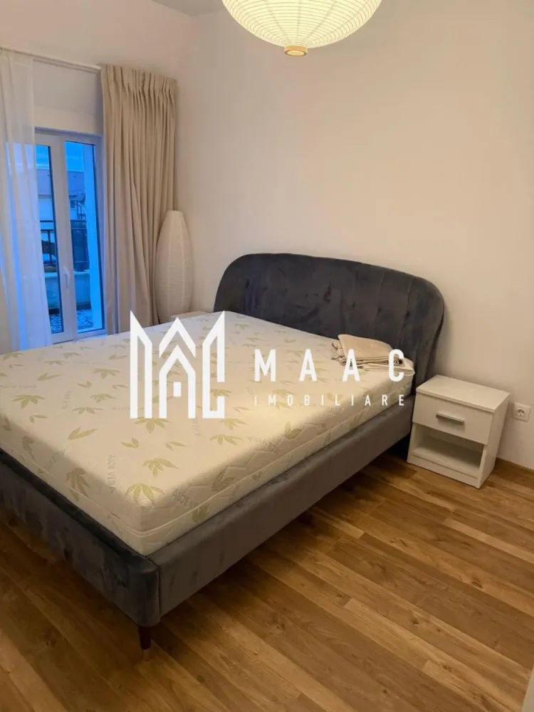 Apartament 3 camere I 90 mp I I Calea Cisnadiei - Maac Imobiliare ofera spre inchiriere apartament cu 3 camere, 2 dormitoare, terasa, zona calea Cisnadiei. Apartamentul este structurat pe doua nivele cu scara interioara. Accesul se face printr-un hol cu deschidere in living si bucatarie open-space. Tot la acest nivel regasim un dormitor si baie. La nivelul doi avem alt dormitor cu dressing. Bucatarie mobilata si utilata (cuptor, plita pe inductie,frigider, masina de spalat vase, TV , aer conditionat). Baie mobilata si utilata (cabina de dus, bideu, masina de splat rufe cu uscator). Incalzirea se face prin pardoseala, cu centrala proprie. Parcare proprie - 2 locuri. Pentru mai multe detalii vă rugăm să ne contactați, menționând ID:CP2805916 }}