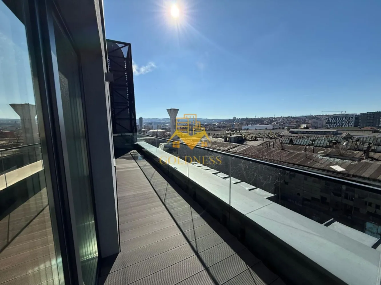 O camera, Iris, Modern, Prima inchiriere, Liberty Residential, Traian - Vă propun spre închiriere un apartament cu 1 cameră tip studio, situat în complexul Liberty Residential . Apartamentul se află la etajul 6 din 6, într-un imobil nou. Compartimentarea este de tip open space (studio) și are o suprafață utilă de 45 mp, la care se adaugă o terasă de 21 mp. Compartimentarea este următoarea: zonă de dormit cu pat matrimonial bucătărie open space baie terasă spațioasă Imobilul se predă mobilat și utilat conform pozelor prezentate, iar confortul termic este asigurat de centrala termică proprie. Apartamentul este la prima închiriere. Imobilul are acces facil către toate punctele de interes. Nu dispune de loc de parcare. Preț: 550 euro/lună Pentru o vizionare sau consultanță, vă răspund cu drag la numărul de telefon: Pentru intermediere se percepe comision de 50% }}