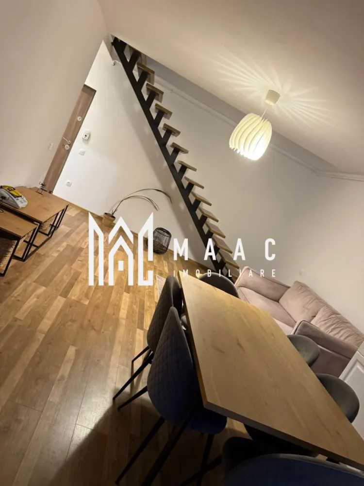 Apartament 3 camere I 90 mp I I Calea Cisnadiei - Maac Imobiliare ofera spre inchiriere apartament cu 3 camere, 2 dormitoare, terasa, zona calea Cisnadiei. Apartamentul este structurat pe doua nivele cu scara interioara. Accesul se face printr-un hol cu deschidere in living si bucatarie open-space. Tot la acest nivel regasim un dormitor si baie. La nivelul doi avem alt dormitor cu dressing. Bucatarie mobilata si utilata (cuptor, plita pe inductie,frigider, masina de spalat vase, TV , aer conditionat). Baie mobilata si utilata (cabina de dus, bideu, masina de splat rufe cu uscator). Incalzirea se face prin pardoseala, cu centrala proprie. Parcare proprie - 2 locuri. Pentru mai multe detalii vă rugăm să ne contactați, menționând ID:CP2805916 }}