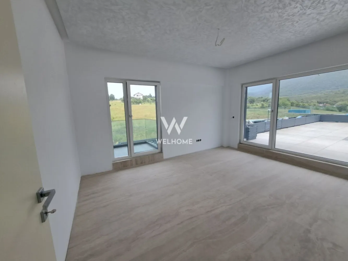 Vilă modernă premium cu piscină interioară, teren 1200 mp și panoramă
