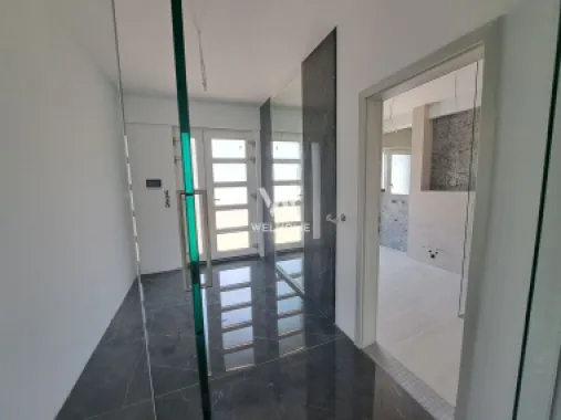 Vilă modernă premium cu piscină interioară, teren 1200 mp și panoramă