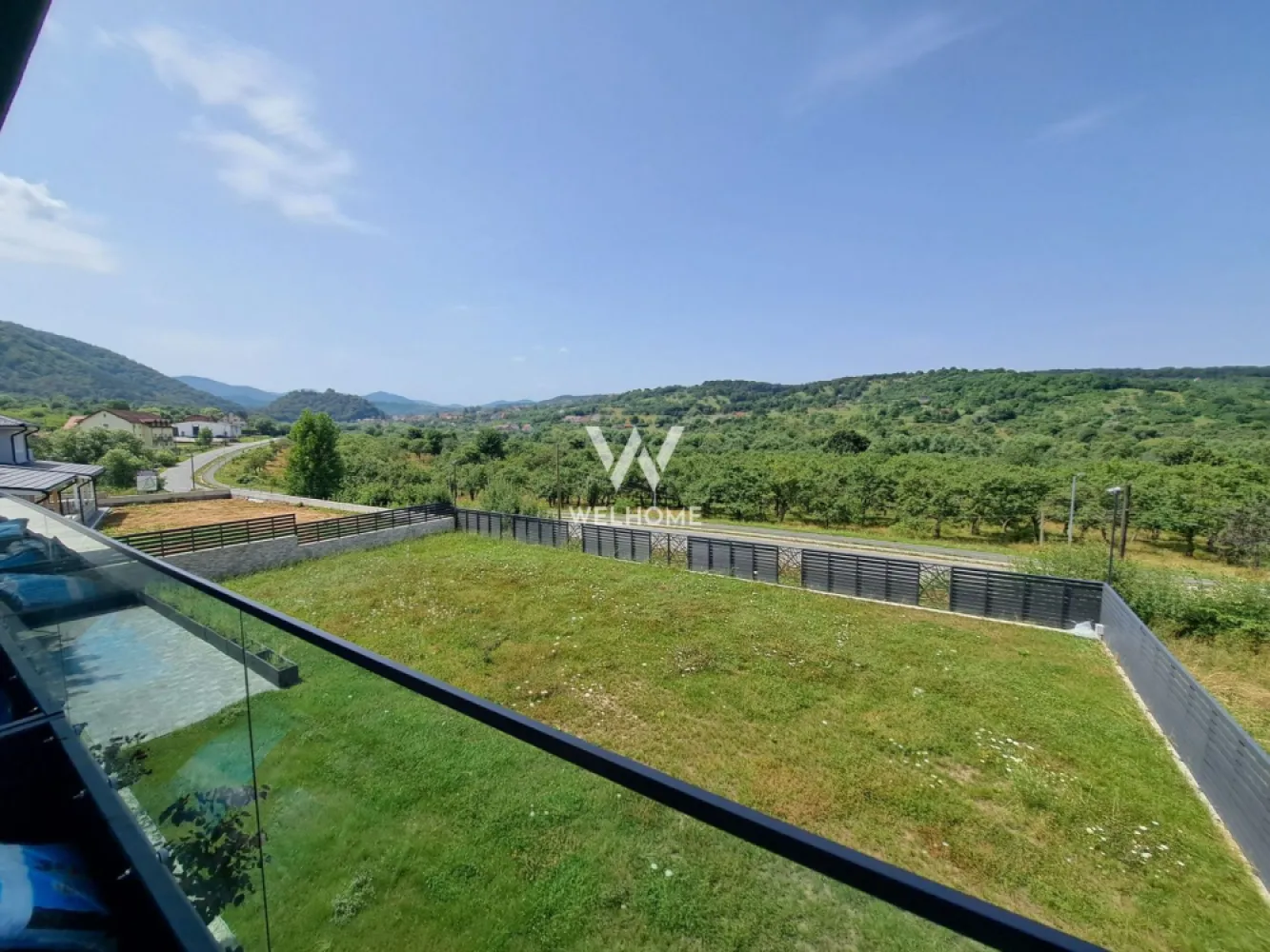 Vilă modernă premium cu piscină interioară, teren 1200 mp și panoramă
