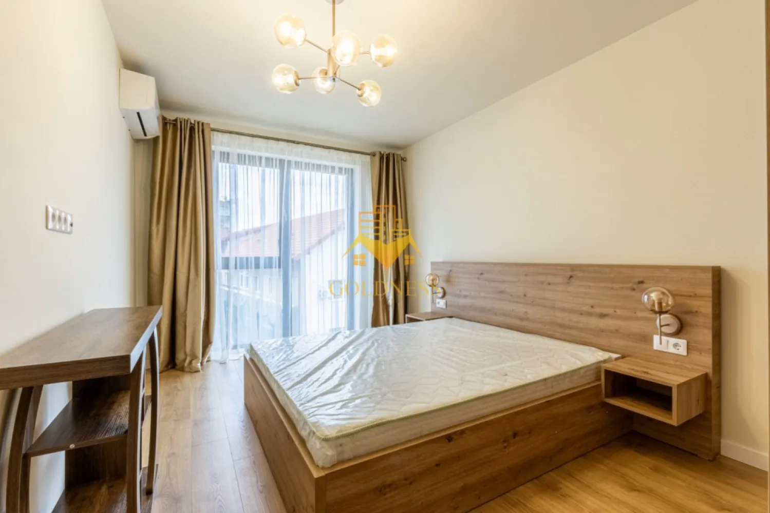2 camere, premium, bloc nou, Marasti, The Nest, The Ofiice, 21 Dec - GOLDNESS Imobiliare vă propune spre închiriere un apartament cu 2 camere complet mobilat și utilat, la etajul 3 într-un imobil de 7 etaje, în cartierul Marasti. Apartamentul este compartimentat astfel: - dormitor cu pat matrimonial, dressing, noptiere - living cu bucatarie open-space complet utilată, canapea, loc de servit masa - baie cu cabina de dus, calorifer port prosop inox și dulap pentru depozitare. - terasa de 15 mp. Imobilul este dotat cu toate cele necesare- centrală proprie, mașină de spălat haine, frigider, plită electrică, hotă, TV, etc. Se află în apropierea stațiilor de transport în comun, magazine, restaurante, spații verzi, farmacii, etc. Dispune de parcare subterana inclusa in pret! Dacă sunteți interesați de acest apartament și doriți să îl vizionați, dar și pentru alte oferte sau detalii nu ezitați să ne contactați telefonic sau prin e-mail - goldnessimobiliare@gmail.com. Vă stăm la dispoziție! }}