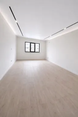 De vazare apartament cu 3 camere, Baia Comunala, 135.000 Euro