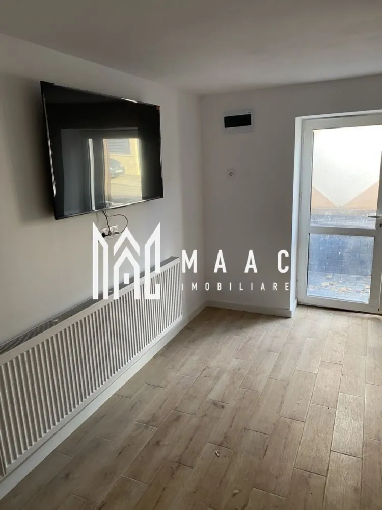 Garsonieră de Închiriat | 45Mp | Zona Ștefan cel Mare - MAAC Imobiliare vă propune spre închiriere o garsonieră spațioasă , situată la demisolul unei case, cu intrare separată direct din stradă. Imobilul are o suprafață totală de 45 mp și se vinde complet mobilat și utilat, gata pentru a fi locuit imediat. Detalii proprietate: Suprafață utilă: 45 mp Teren aferent: 10 mp Bucătărie complet utilată – frigider, cuptor electric, plită electrică Încălzire: centrală proprie pe gaz Finisaje de calitate – pardoseli din lemn laminat și gresie Interior luminos și primitor Localizare: Proprietatea este amplasată într-o zonă liniștită, cu acces facil la mijloace de transport în comun și magazine. În apropiere se află: Grădinițe și școli Parcuri și spații verzi – ideale pentru relaxare Avantaje: Intrare separată din stradă Complet mobilată și utilată Perfectă pentru o viață urbană confortabilă și liniștită Pentru mai multe detalii sau pentru a programa o vizionare, te rugăm să specifici ID:CP2805683 }}