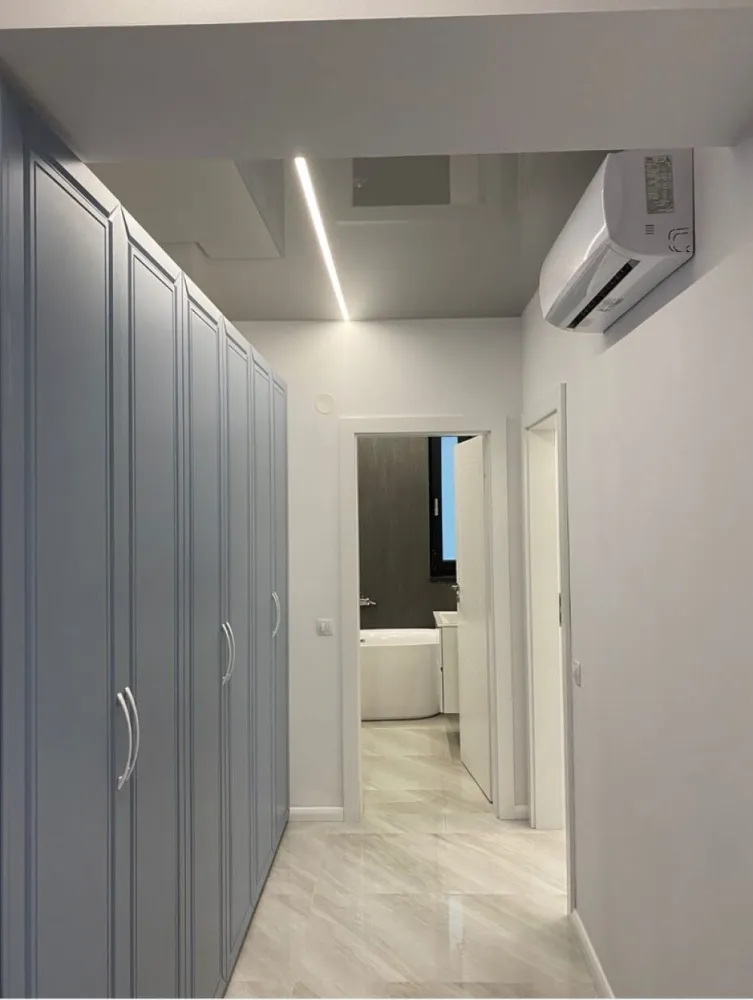 Apartament de vânzare, Central Park – 2 camere, 61 mp, mobilat și utilat - Vă oferim oportunitatea de a achiziționa un apartament modern, situat într-un imobil nou dat în folosință în 2022, în complexul Central Park. Detalii apartament: Suprafață totală: 61 mp Compartimentare: dormitor matrimonial, living + bucătărie, hol, baie cu cadă Etaj: 5 din 8 Mobilat și utilat complet, stil premium Dotări de top: încălzire în pardoseală, aer condiționat, centrală termică, internet Facilități și locație: Loc de parcare în curtea complexului, supravegheat video și pază 24/7 Zona foarte bună, în vecinătate cu Lidl, Penny, Școala nr. 12, Biserica Sf. Mina, mijloace de transport în comun La doar 5 minute cu mașina de Faleza Dunării Oportunitate de investiție: Ideal atât pentru locuit, cât și pentru generarea de venituri din închiriere. Preț de vânzare: 125.000 euro Pentru mai multe informații, contactați-ne la telefon: 0746.252.252 – Liliana Ene, consilier imobiliar Mag Invest. }}