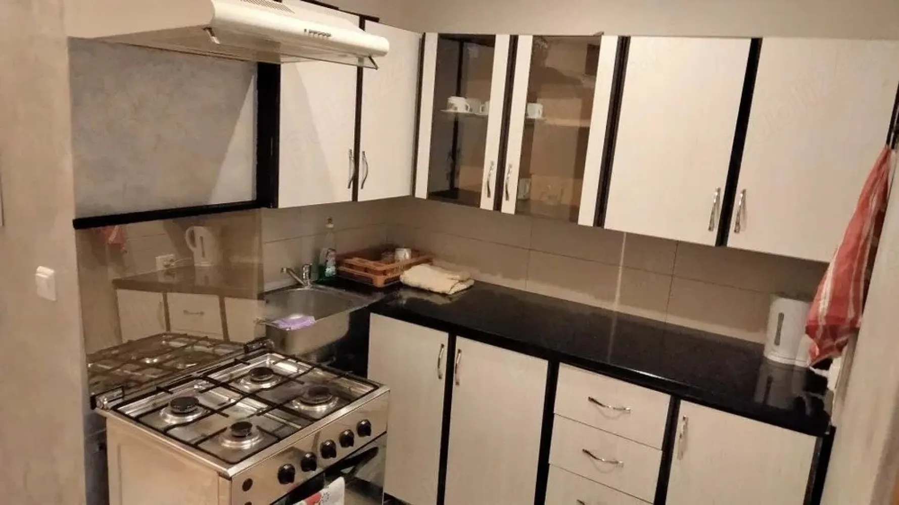 De inchiriat - garsoniera, Tiglina 1 - A-uri, langa Tribunal - Se ofera spre închiriere o garsonieră complet renovată și mobilată, situată în cartier Tiglina 1,, A-uri, etaj 4. Detalii apartament: Localizare: Tiglina 1, etaj 4 Stare: recent renovată, mobilată și utilată complet Încălzire: centralizată, cu costuri reduse iarna Apă caldă: menajeră prin boiler Bucătărie: aragaz cu butelie de gaz Se inchiriaza pentru termen lung Conditii financiare Chirie lunară: 300 euro Garantie: 300 euro Se percepe comision de intermediere la semnarea contractului Această garsonieră este ideală pentru o persoană sau un cuplu care caută confort într-o zonă liniștită, dar bine conectată la oraș. Pentru mai multe detalii sau programare vizionare, te rog să mă contactezi la numărul: 0746.252.252 (Liliana Ene) Oferta este intermediată prin agenția Mag Invest. }}