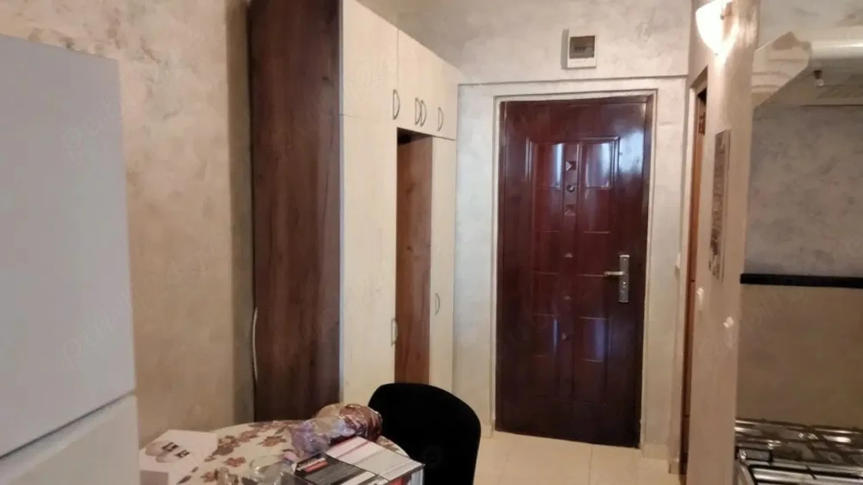 De inchiriat - garsoniera, Tiglina 1 - A-uri, langa Tribunal - Se ofera spre închiriere o garsonieră complet renovată și mobilată, situată în cartier Tiglina 1,, A-uri, etaj 4. Detalii apartament: Localizare: Tiglina 1, etaj 4 Stare: recent renovată, mobilată și utilată complet Încălzire: centralizată, cu costuri reduse iarna Apă caldă: menajeră prin boiler Bucătărie: aragaz cu butelie de gaz Se inchiriaza pentru termen lung Conditii financiare Chirie lunară: 300 euro Garantie: 300 euro Se percepe comision de intermediere la semnarea contractului Această garsonieră este ideală pentru o persoană sau un cuplu care caută confort într-o zonă liniștită, dar bine conectată la oraș. Pentru mai multe detalii sau programare vizionare, te rog să mă contactezi la numărul: 0746.252.252 (Liliana Ene) Oferta este intermediată prin agenția Mag Invest. }}