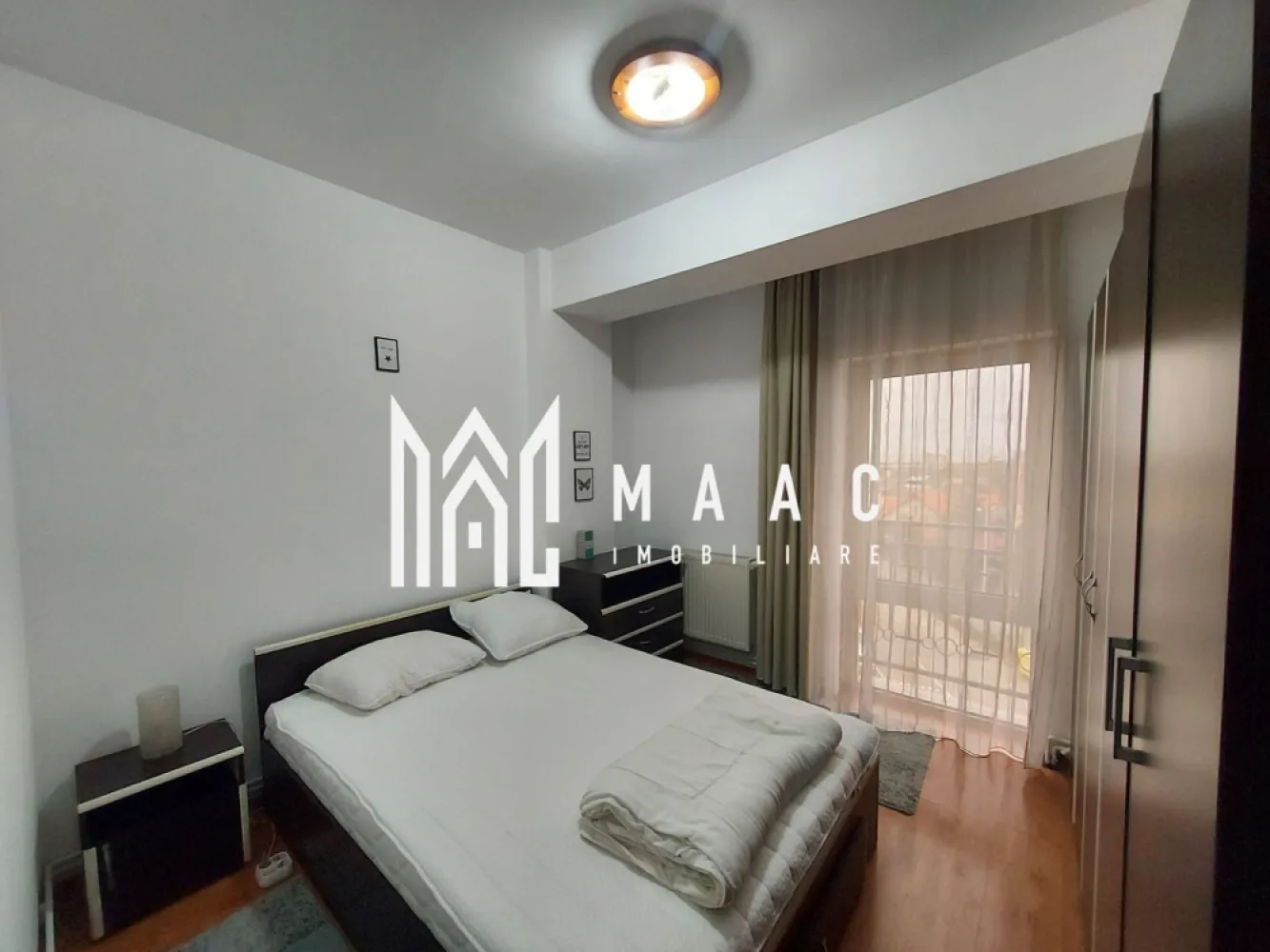 Apartament 2 camere | etal 2 | 50MPU | Turnisor - MAAC Imobiliare ofera spre inchiriere apartament cu 2 camere cu o suprafață utilă de 50 mp, mobilat și echipat complet in zona Turnisor. *PET FRIENDLY (in functie de dimensiunea animalului se rediscuta cuantumul garantiei). Compartimentarea: Living, bucataria, un dormitor spatios, baie, balcon. Apartamentul se preda mobilat, utilat. Avand o amplasare buna accesul se face foarte usor catre numeroase centre comerciale si centrul orasului. La inchiriere se achita o luna in avans + garantie in cuantumul unei chirii lunare. Pentru mai multe detalii, va rugam specificati telefonic: ID CP:2805607 }}