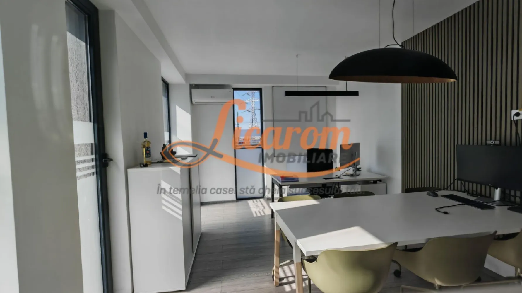 190 mp,Spatiu de Birouri/ Call Center/IT, Fitness,2280 euro/luna - Licarom Imobiliare propune spre inchirere un spatiu in suprafata de 190 mp ,in Craiter intr-o zona cu trafic si vizibilitate mare, situat la etajul 2 ,intr-o cladire de birouri dispusa pe trei nivele Spatiul este pretabil pentru activitati de birou, IT, call center etc. Este mobilat pentru activitati de birou si utilat modern. Incalzirea se face cu pompe de caldura. Pretul este de 12 euro/mp si in acest pret sunt incluse serviciile de curatenie cu o frecventa saptamanala. Spatiul este disponibil incepand cu data de 01.05.2026. Pentru mai multe detalii si vizionari,nuezitati sa ne contactati la telefon 0741059397 Consultant imobiliar Calin si 0723985424 Consultant imobiliar Liliana. }}