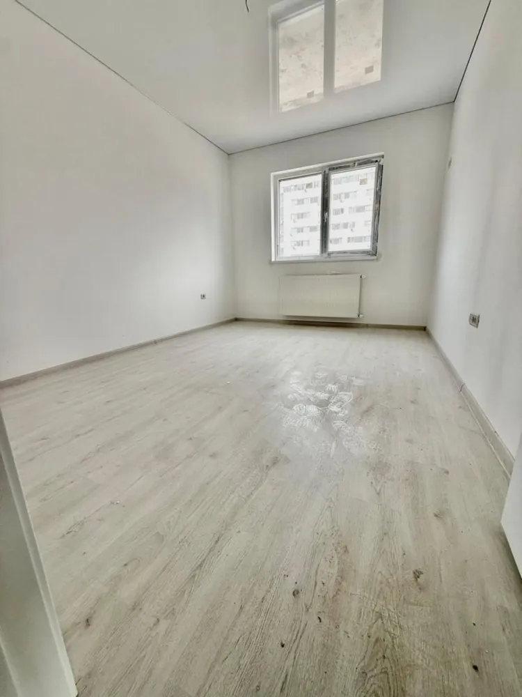 Apartament 2 camere bloc finalizat - Militari Residence - TVA INCLUS !! Comision 0% Oferta de vanzare apartament cu 2 camere decomandat, situat la etajul 1 al unui bloc nou, ce dispune de lift. Suprafața utilă de aproximativ 50 mp oferă un spațiu generos și eficient compartimentat, ideal pentru un cuplu sau o familie mică. Apartamentul este disponibil pentru mutare imediată și beneficiază de o locație excelentă în zona Militari Residence, într-o zonă liniștită, dar în apropierea tuturor facilităților necesare unei vieți confortabile: - Parc în apropiere - Școală și grădiniță în zonă - Acces rapid la transport public - Mall, magazine și centre comerciale în apropiere Imobilul este situat într-un bloc cu 3 etaje, recent construit, perfect pentru un trai modern. *Caracteristici:* - Suprafață utilă: aproximativ 50 mp - 2 camere decomandate Pentru mai multe detalii sau pentru programarea unei vizionări, nu ezitați să ne contactați! }}