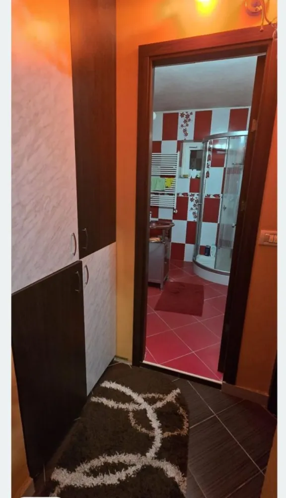 Apartament 2 camere decomandat, et.1, centru, mobilat, parcare - Se vinde apartament cu 2 camere, situat la etajul 1, în blocul P7, zonă centrală. Apartamentul este decomandat și se vinde complet mobilat, exact ca în fotografii. Dispune de instalație sanitară și electrică schimbate, iar blocul beneficiază de izolație exterioară. În preț este inclus și un loc de parcare. }}