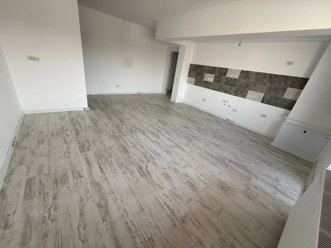 Apartament 2 camere Militari - drumul Osiei - metrou - COMISION 0% Oferta de vanzare apartament cu 2 camere situat pe drumul Osiei, foarte aproape de metrou. Apartamentul este complet finisat, situat la etajul 6. Detalii suplimentare la numarul de telefon din anunt. }}