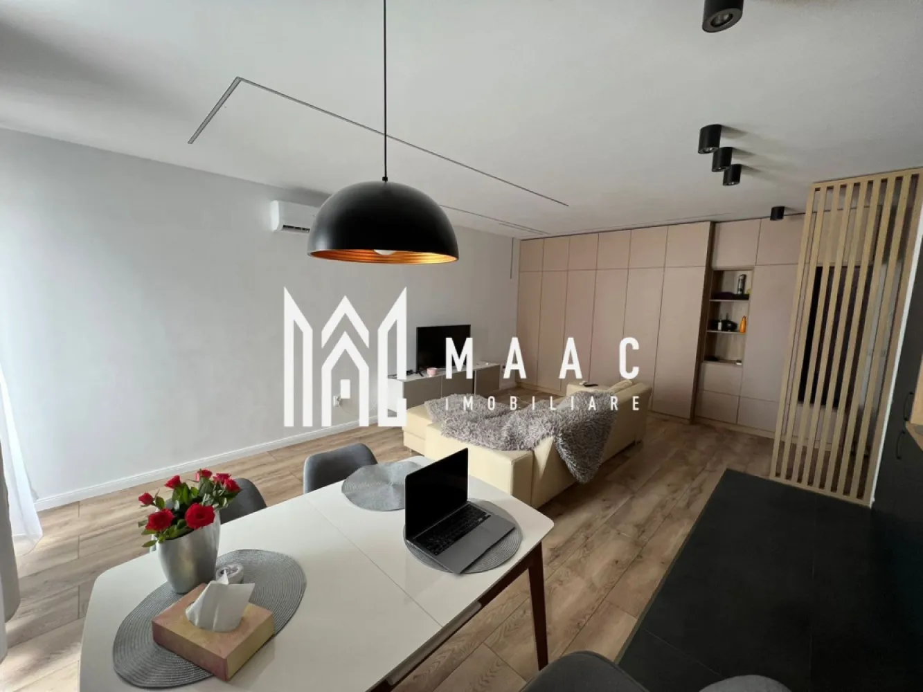 Apartament 2 camere | Garaj | Balcon | Lift | Central - MAAC Imobiliare ofera spre inchiriere apartament cu 2 camere cu o suprafață utilă de 55 mp, mobilat și echipat modern in zona Centrala (City Residence). *PET FRIENDLY (in functie de dimensiunea animalului se rediscuta cuantumul garantiei). Compartimentarea: Living open-space cu bucataria, un dormitor spatios, baie, balcon de 10mp cu acces din ambele camere. Apartamentul se preda mobilat, utilat calitativ pentru a oferi confortul necesar. Imobilul dispune de loc de parcare subteran. Avand o amplasare buna accesul se face foarte usor catre numeroase centre comerciale si centrul orasului. La inchiriere se achita o luna in avans + garantie in cuantumul unei chirii lunare. Disponibilitate din 8 Februarie. Pentru mai multe detalii, va rugam specificati telefonic: CP2805595 }}