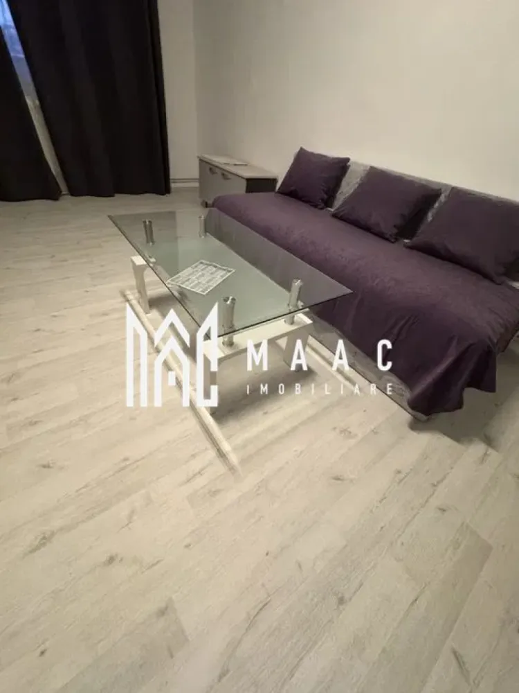 Apartament 2 camere | Etaj 3 | Balcon | Vasile Aaron - MAAC Imobiliare vă prezintă spre vânzare un apartament modern cu 2 camere, situat la etajul 3 din 4, într-una dintre cele mai apreciate și accesibile zone ale orașului Sibiu – cartierul Vasile Aaron. Locuința este complet renovată și pregătită pentru a deveni căminul perfect pentru un cuplu, o familie tânără sau o investiție sigură în zona urbană cu cerere ridicată. Caracteristici principale: - Suprafață utilă: 53 mp, excelent optimizată - Compartimentare decomandată - Hol generos, cu acces către toate încăperile - Living luminos, cu acces direct la balconul închis cu termopan – ideal pentru relaxare sau mini-spațiu de lucru - Bucătărie separată, complet renovată, pregătită să fie amenajată și utilată după preferințele viitorului proprietar - Baie modernă, dotată cu cabină de duș și finisaje impecabile - Renovat complet: instalații electrice și sanitare schimbate - Centrala termică proprie + calorifere (confort sporit și costuri reduse) Avantajele zonei Vasile Aaron: Una dintre cele mai căutate zone din Sibiu datorită accesului excelent la: - Magazine, supermarketuri - Școli, grădinițe - Farmacii - Stații de transport public - Parcuri și spații verzi - Zona este ideală pentru familii, dar și pentru investiție, având o cerere ridicată pe piața chiriilor. De ce merită acest apartament? - Totul este renovat și pregătit pentru mutare imediată - Compartimentare rar întâlnită pentru 2 camere în zonă - Balcon închis cu termopan – spațiu suplimentar util - Etaj intermediar, cu costuri reduse de încălzire - Poziție excelentă în cartierul Vasile Aaron Pentru mai multe detalii și programări la vizionare, menționați telefonic ID: CP2805516. }}
