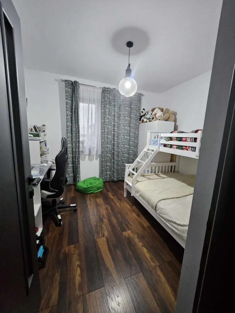 BRASADAS vinde ap 3 cam cu curte proprie in Carpati 2. - Agentia Imobiliara BRASADAS vinde apartament cu 3 camere, ce face parte dintr-un ansamblu rezidențial, împrejmuit, cu acces securizat prin barieră, în Cartierul Carpați II din municipiul Satu Mare. Apartamentul este amplasat la parterul unui imobil cu regim de înălțime P+2 finalizat în anul 2022. Locuința are o suprafață utilă totală de 70 mp, compartimentată eficient : - un living generos - bucătărie open space - două dormitoare - două holuri - două băi - curte / terasă spațioasă de 83 de mp amenajată și cu acces direct, înscrisă în CF - un loc de parcare în curtea ansamblului de blocuri, înscrisă în CF Apartamentul se vinde complet mobilat și utilat, având următoarele dotări esențiale: - încălzire în pardoseală, - centrală termică proprie, - ferestre termopan cu geam cu trei sticle, - sistem supraveghere video și antiefracție. - sistem de control acces cu videointerfon Accesul în apartament se poate face atât prin curtea poprie cât și folosind casa scărilor. Dacă sunteți în căutarea unui apartament spațios, luminos, situat într-o zonă liniștită și sigură, această proprietate este alegerea perfectă. Www.brasadas.com. }}
