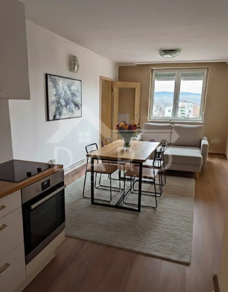 Apartament 2 camere in centrul orasului Tg Mures - 🏡 Apartament 2 camere de vânzare – Piața Teatrului | Centru | 43 mp | 92.000 € Se oferă spre vânzare apartament cu 2 camere, situat chiar în centrul orașului Târgu Mureș, în Piața Teatrului nr. 1, la etajul 9, cu vedere panoramică asupra orașului. 💰 Preț: 92.000 € 📐 Suprafață utilă: 43 mp 🏢 Etaj: 9 ✔ poziție ultracentrală Compartimentare: ✔ living ✔ dormitor ✔ bucătărie ✔ baie ✔ hol Dotări și utilități: ✔ geamuri termopan ✔ finisaje moderne – gresie, faianță, parchet ✔ centrală termică ✔ baie spațioasă cu cadă freestanding ✔ apartament luminos, cu vedere asupra orașului Avantaje: 📍 locație ultracentrală – Piața Teatrului 📍 aproape de restaurante, cafenele și magazine 📍 acces rapid la transport public 📍 ideal pentru locuință sau investiție 💎 O proprietate rară, situată chiar în inima orașului, perfectă pentru cei care își doresc să locuiască în centru sau să facă o investiție sigură. 🤝 Proprietate promovată prin DARO Imobiliare 💳 Pentru achiziție, prin Kiwi Finance beneficiezi de: ✔ analiză GRATUITĂ a eligibilității ✔ acces la oferte de la peste 12 bănci ✔ negocierea dobânzii în favoarea ta ✔ suport complet până la semnarea contractului 📞 Detalii și vizionări: Coman Maria – DARO Imobiliare & Kiwi Finance 📱 0749 535 729 🔑 DARO Imobiliare – găsim proprietatea potrivită. 💳 Kiwi Finance – obținem creditul pentru a o cumpăra. }}