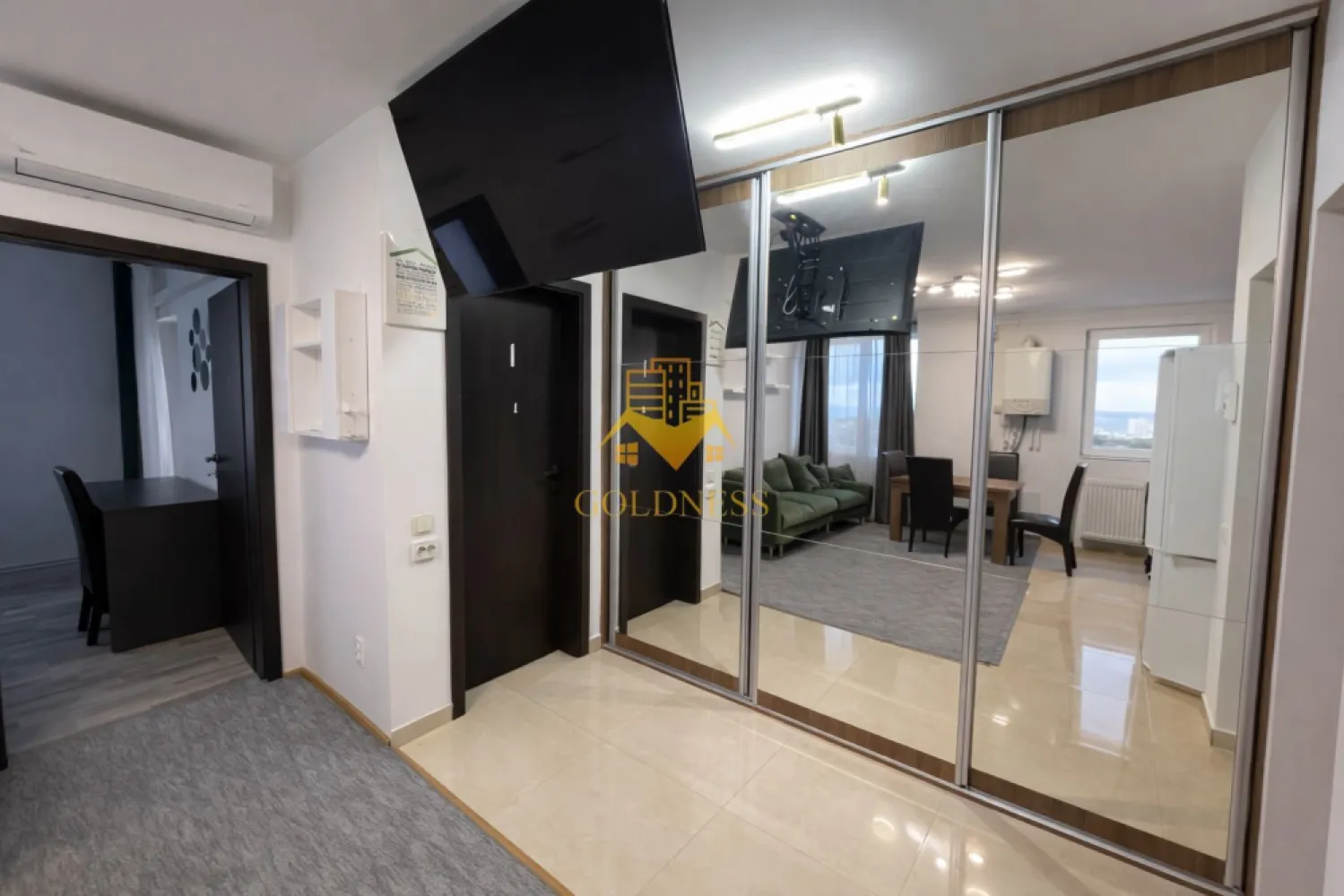 2 Camere Open space, Calea Turzii, Parcare, Petfriendly,Zorilor,Petrom - GOLDNESS Imobiliare vă propune spre închiriere un apartament cu 2 camere complet mobilat și utilat, la etajul 6 într-un imobil de 8 etaje, în Cartierul Zorilor. Parcare subterana 60E! Se află în apropierea stațiilor de transport în comun, magazine, restaurante, spații verzi, farmacii, etc. Apartamentul este compartimentat astfel: - dormitor cu pat matrimonial, dressing, noptiere - living cu bucatarie open space complet utilată și mobilată, canapea extensibilă, loc de servit masa - baie cu cada, calorifer port prosop și dulap pentru depozitare. - balcon 3 mp. Imobilul este dotat cu toate cele necesare- centrală proprie, frigider, aragaz, hotă, mașină de spălat haine, etc. Dacă sunteți interesați de acest apartament și doriți să îl vizionați, dar și pentru alte oferte nu ezitați să ne contactați telefonic sau prin e-mail. Vă stăm la dispoziție! Pentru intermediere se percepe un comision de 50% din prețul chiriei! }}
