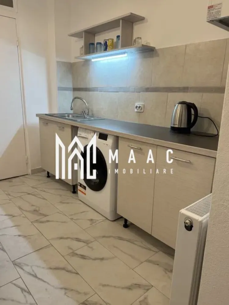Apartament 2 camere | Etaj 3 | Balcon | Vasile Aaron - MAAC Imobiliare vă prezintă spre vânzare un apartament modern cu 2 camere, situat la etajul 3 din 4, într-una dintre cele mai apreciate și accesibile zone ale orașului Sibiu – cartierul Vasile Aaron. Locuința este complet renovată și pregătită pentru a deveni căminul perfect pentru un cuplu, o familie tânără sau o investiție sigură în zona urbană cu cerere ridicată. Caracteristici principale: - Suprafață utilă: 53 mp, excelent optimizată - Compartimentare decomandată - Hol generos, cu acces către toate încăperile - Living luminos, cu acces direct la balconul închis cu termopan – ideal pentru relaxare sau mini-spațiu de lucru - Bucătărie separată, complet renovată, pregătită să fie amenajată și utilată după preferințele viitorului proprietar - Baie modernă, dotată cu cabină de duș și finisaje impecabile - Renovat complet: instalații electrice și sanitare schimbate - Centrala termică proprie + calorifere (confort sporit și costuri reduse) Avantajele zonei Vasile Aaron: Una dintre cele mai căutate zone din Sibiu datorită accesului excelent la: - Magazine, supermarketuri - Școli, grădinițe - Farmacii - Stații de transport public - Parcuri și spații verzi - Zona este ideală pentru familii, dar și pentru investiție, având o cerere ridicată pe piața chiriilor. De ce merită acest apartament? - Totul este renovat și pregătit pentru mutare imediată - Compartimentare rar întâlnită pentru 2 camere în zonă - Balcon închis cu termopan – spațiu suplimentar util - Etaj intermediar, cu costuri reduse de încălzire - Poziție excelentă în cartierul Vasile Aaron Pentru mai multe detalii și programări la vizionare, menționați telefonic ID: CP2805516. }}