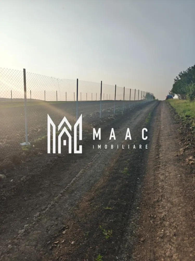 Teren Extravilan 800 mp I Front Stradal 60 m I Sura Mică I Sibiu - MAAC Imobiliare vă propune spre vânzare parcele de teren extravilan situate în Șura Mică, județul Sibiu, cu potențial ridicat de dezvoltare, fiecare parcelă având suprafața de 800 mp și deschidere la stradă de aproximativ 60 ml. Terenurile sunt cuprinse în PUG pentru trecerea în intravilan, ceea ce le transformă într-o oportunitate excelentă de investiție pe termen mediu și lung. Caracteristici teren – Șura Mică, jud. Sibiu Suprafață parcelă: 800 mp Front stradal: aprox. 60 ml Regim teren: extravilan Terenul este cuprins în PUG pentru trecerea în intravilan Acces facil la drum Zonă în plină dezvoltare Avantaje Aceste parcele de teren reprezintă o oportunitate atractivă pentru investiție, datorită poziționării într-o zonă în continuă dezvoltare și a faptului că sunt incluse în Planul Urbanistic General pentru viitoare introducere în intravilan. Suprafața generoasă și deschiderea mare la stradă permit multiple posibilități de dezvoltare, fie pentru construcția unei locuințe individuale, fie pentru proiecte rezidențiale viitoare. Potențial de dezvoltare Zona Șura Mică se află într-o expansiune urbană accelerată, fiind tot mai căutată datorită apropierii de Sibiu și a accesului facil către oraș. Odată cu trecerea terenului în intravilan, valoarea proprietății poate crește semnificativ, ceea ce face ca aceste parcele să fie potrivite atât pentru construcție, cât și pentru investiție. Pentru mai multe detalii sau pentru a programa o vizionare, nu ezitați să ne contactați. Menționați ID-ul anunțului: CP2915504. }}