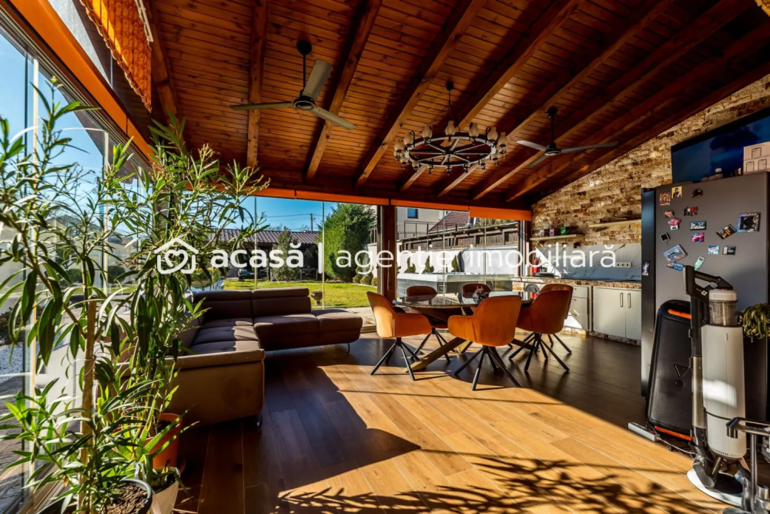 Casă SMART cu 5 camere, teren 720 mp, fotovoltaice 13 kW, Aradul Nou - Îți propun spre vânzare o casă modernă situată în Aradul Nou, ideală pentru o familie care caută confort, eficiență energetică și dotări premium. Proprietatea este amplasată pe un teren de 720 mp, se vinde mobilată și utilată și este pregătită pentru mutare imediată. Compartimentare: 4 dormitoare | 3 băi | 2 dressinguri | living + dining + bucătărie | birou / dormitor pentru oaspeți | terasă secundară Mansardă: dormitor matrimonial cu baie și dressing | 2 dormitoare | baie | dressing separat Dotări și confort: încălzire și răcire în pardoseală | pompă de căldură apă–apă conectată la foraj hidrogeologic | sistem fotovoltaic 13 kW | termostat individual în camere | senzori de incendiu | casă smart | sistem de securitate wireless | supraveghere video | video-interfon | control de la distanță pentru electrocasnice Exterior amenajat complet: garaj automatizat pentru 2 mașini | terasă de 40 mp închisă cu sticlă securizată glisantă | bucătărie exterioară cu blat din granit | zonă BBQ | jacuzzi 5 persoane | magazie | padoc pentru câini | pomi fructiferi Proprietatea este potrivită pentru cei care își doresc o casă eficientă, cu costuri predictibile și nivel ridicat de independență energetică. Preț listare: 349.000 Euro | Comision 0% | Posibilitate de achiziție în tranșe Pentru detalii, fișa completă sau programarea unei vizionări: Mihai Molnar – consultant imobiliar | 0761 899 230 | Telefon / WhatsApp Dacă ai nevoie de finanțare, îți pot obține gratuit oferte de la 16 bănci. Ai o proprietate de vânzare în Arad? Îți ofer o evaluare gratuită, fără obligații. ACASĂ | Agenție imobiliară Arad Bulevardul Decebal 2, Arad 310133 }}