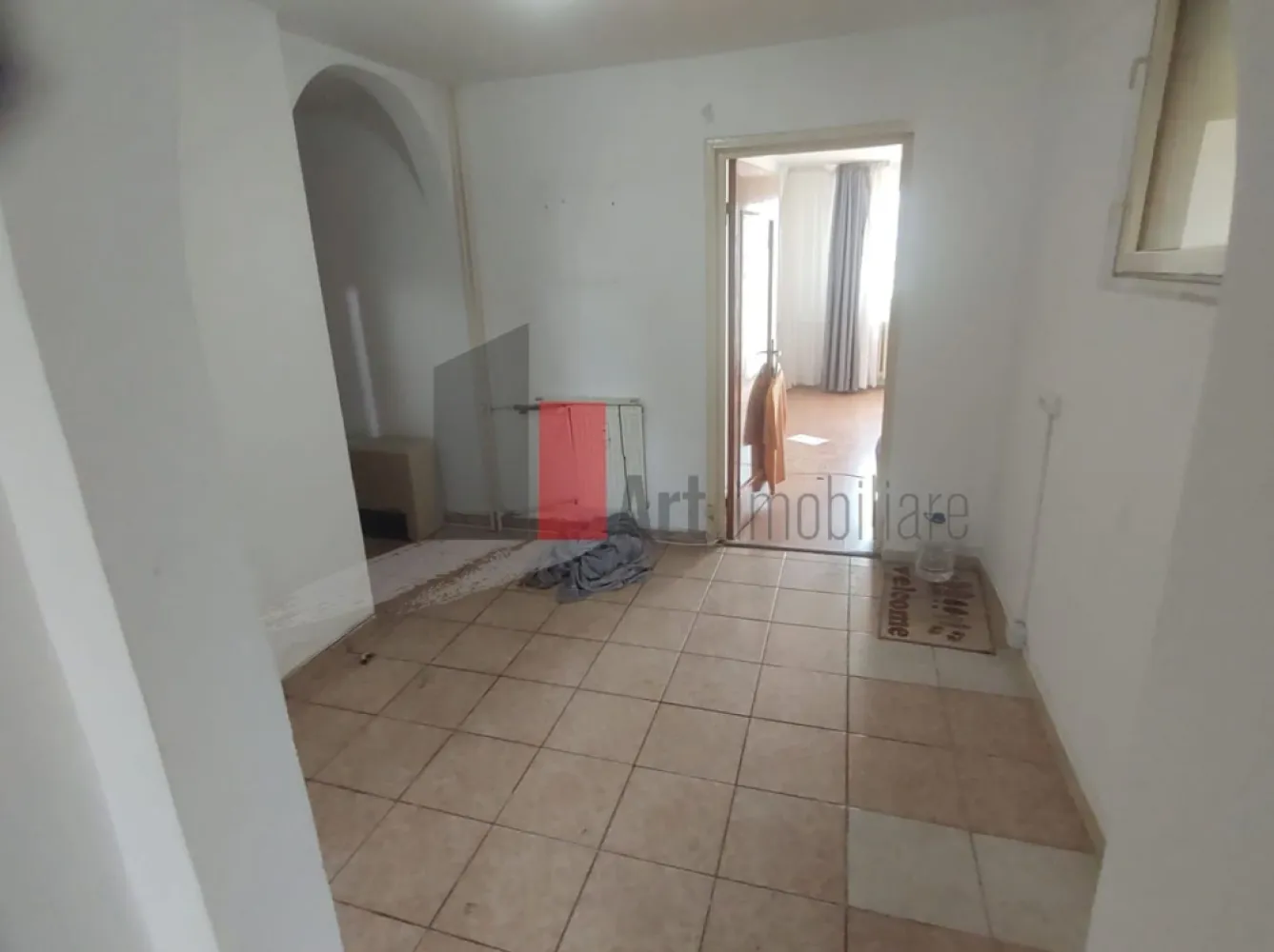Vânzare apartament decomandat 2 camere - Metrou Lujerului - Vă propun spre achiziție un apartament decomandat de 2 camere, situat la etajul 7/10, situat în apropierea stațiilor de metrou Lujerului și Gorjului. La mică distanță sunt Grădinița Albinuțele, Școala 142, Piețele Veteranilor și Gorjului.

Țeava de gaz este pe palier, ceea ce facilitează montarea unei centrale proprii. În apartament a fost montat un aparat de aer condiționat.

Balconul este închis, iar geamurile au fost înlocuite cu unele tip termopan.
Apartamentul necesită renovare.

Imobilul nu este încă izolat și nu este inclus în nici o clasă de risc sau de urgență.