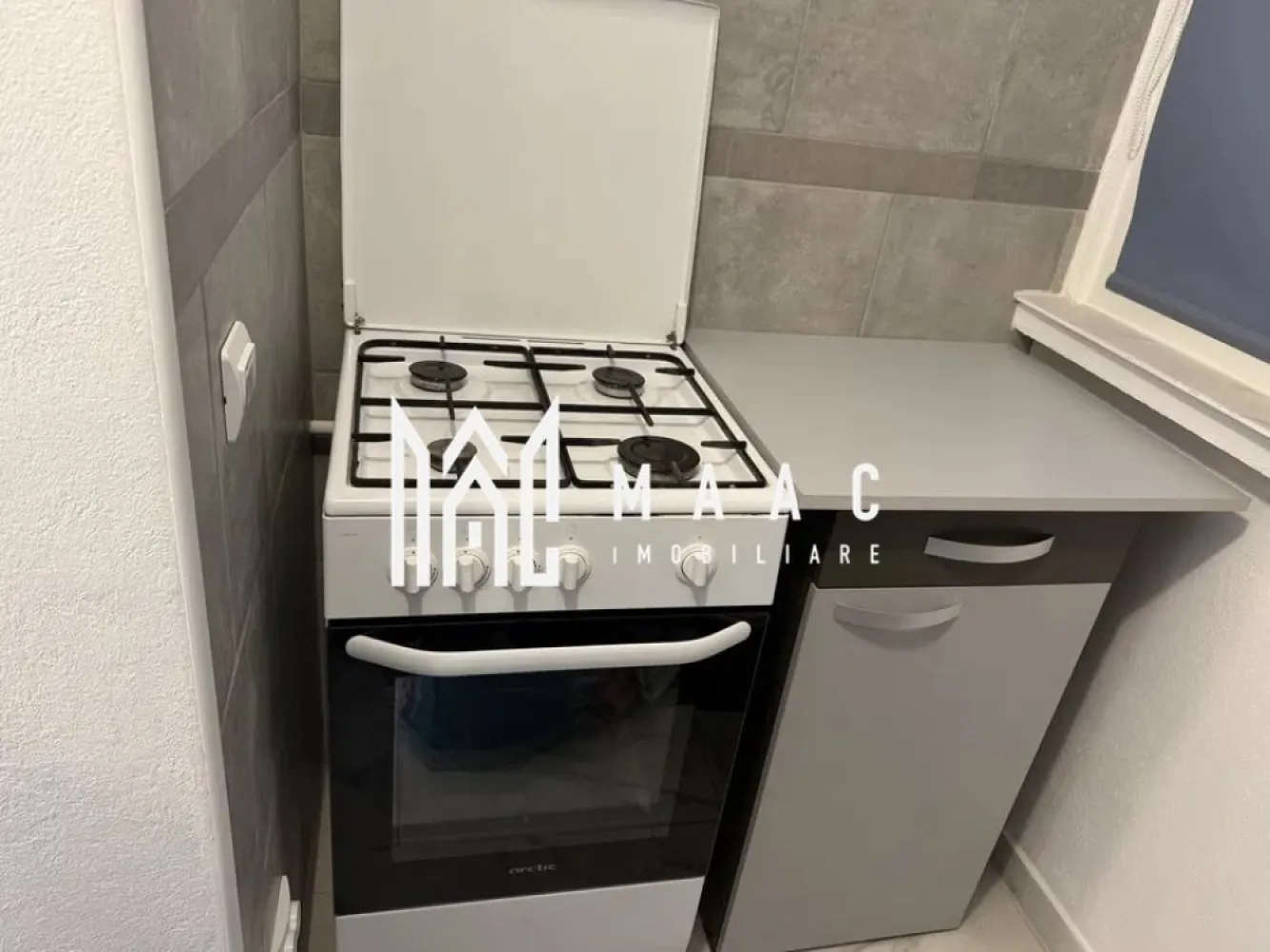 Apartament 2 camere | Etaj 3 | Balcon | Vasile Aaron - MAAC Imobiliare vă prezintă spre vânzare un apartament modern cu 2 camere, situat la etajul 3 din 4, într-una dintre cele mai apreciate și accesibile zone ale orașului Sibiu – cartierul Vasile Aaron. Locuința este complet renovată și pregătită pentru a deveni căminul perfect pentru un cuplu, o familie tânără sau o investiție sigură în zona urbană cu cerere ridicată. Caracteristici principale: - Suprafață utilă: 53 mp, excelent optimizată - Compartimentare decomandată - Hol generos, cu acces către toate încăperile - Living luminos, cu acces direct la balconul închis cu termopan – ideal pentru relaxare sau mini-spațiu de lucru - Bucătărie separată, complet renovată, pregătită să fie amenajată și utilată după preferințele viitorului proprietar - Baie modernă, dotată cu cabină de duș și finisaje impecabile - Renovat complet: instalații electrice și sanitare schimbate - Centrala termică proprie + calorifere (confort sporit și costuri reduse) Avantajele zonei Vasile Aaron: Una dintre cele mai căutate zone din Sibiu datorită accesului excelent la: - Magazine, supermarketuri - Școli, grădinițe - Farmacii - Stații de transport public - Parcuri și spații verzi - Zona este ideală pentru familii, dar și pentru investiție, având o cerere ridicată pe piața chiriilor. De ce merită acest apartament? - Totul este renovat și pregătit pentru mutare imediată - Compartimentare rar întâlnită pentru 2 camere în zonă - Balcon închis cu termopan – spațiu suplimentar util - Etaj intermediar, cu costuri reduse de încălzire - Poziție excelentă în cartierul Vasile Aaron Pentru mai multe detalii și programări la vizionare, menționați telefonic ID: CP2805516. }}
