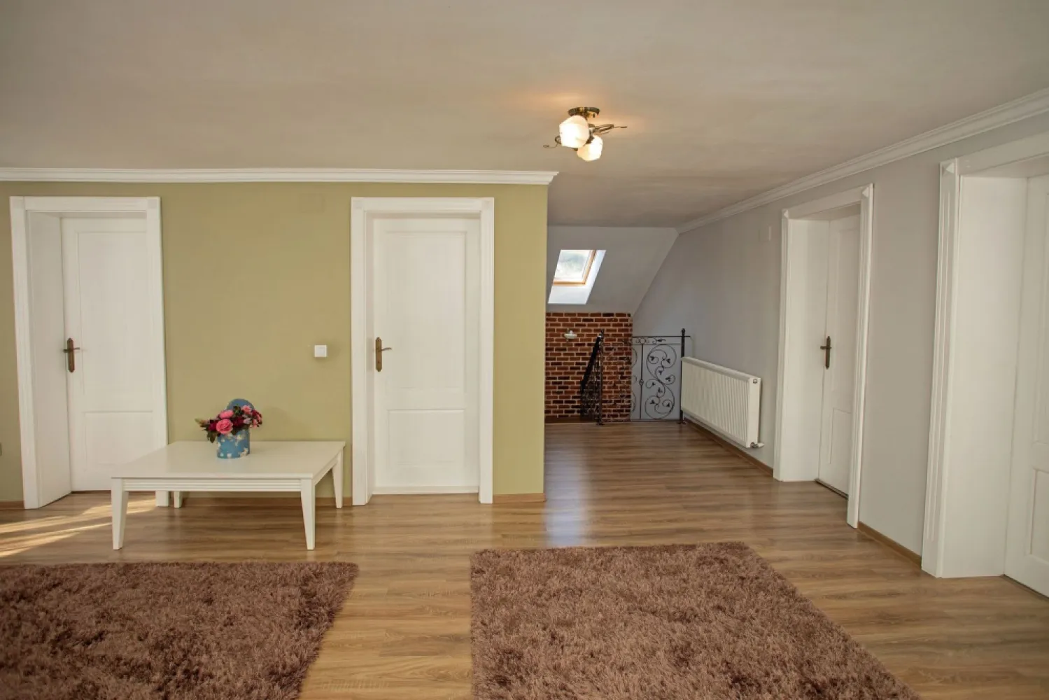 Vilă P+M, Clujului, 190 mp, teren 520 mp, singur în curte. 225 000 E