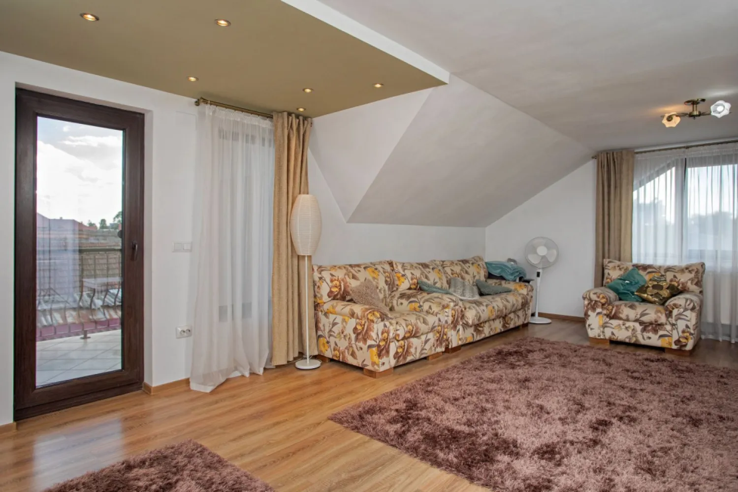 Vilă P+M, Clujului, 190 mp, teren 520 mp, singur în curte. 225 000 E